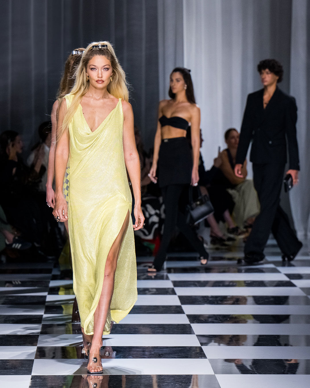 Fashion Shows | ヴェルサーチェ 日本