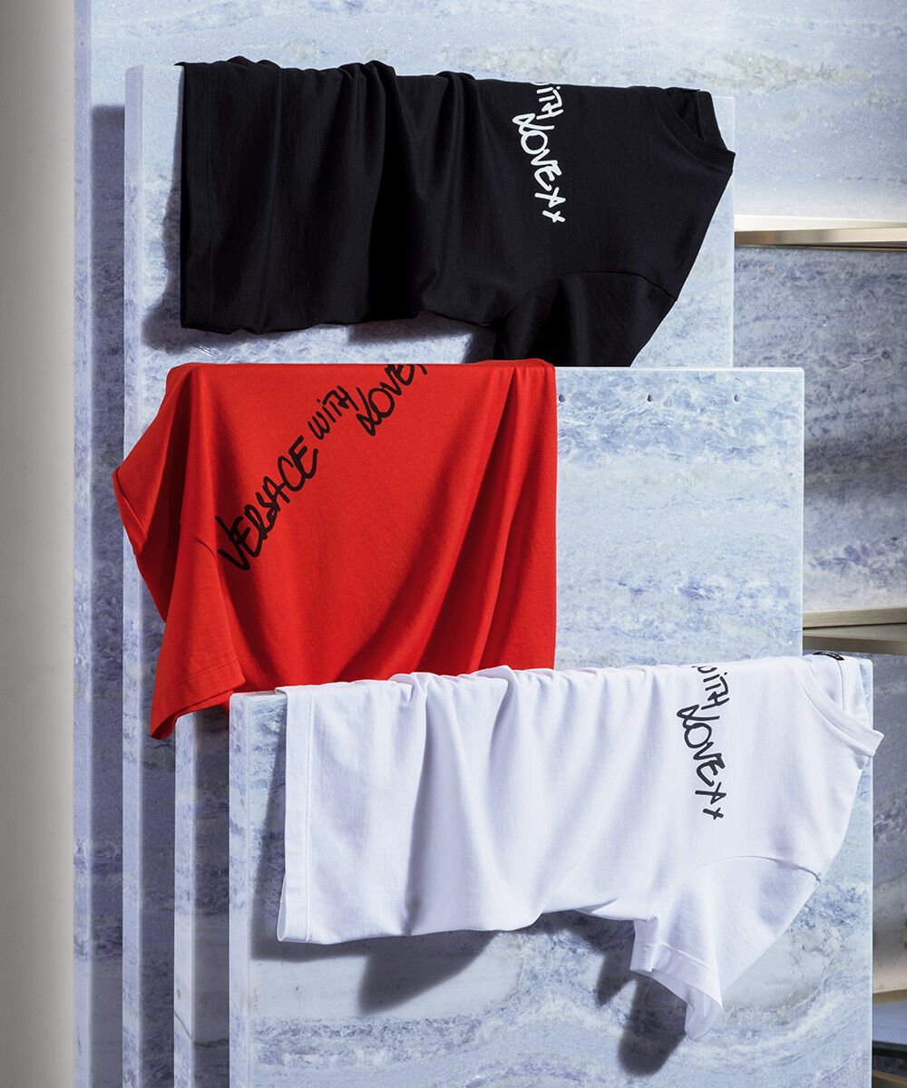 VERSACE - 最新のサステイナブルオーガニックコットンTシャツ