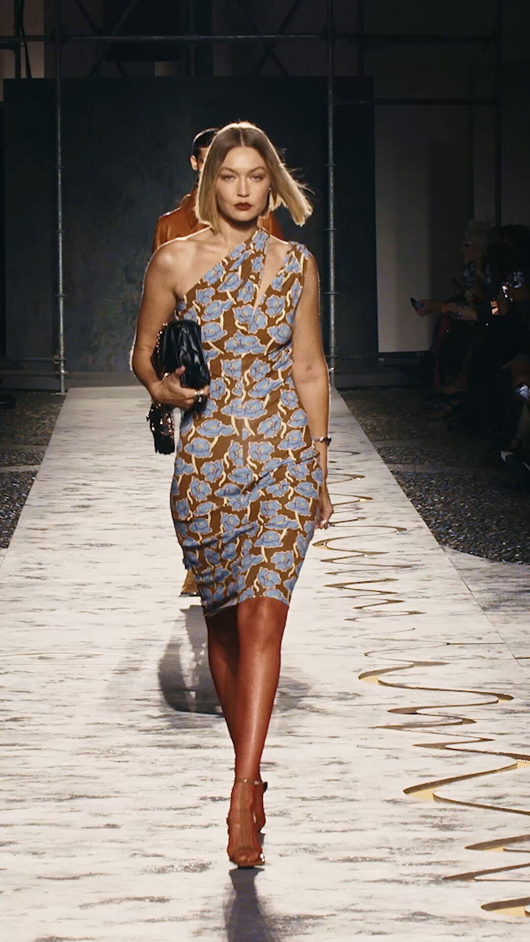 レア貴重‼︎ 価値ある ヴェルサーチ マチ付大判 赤✖️白 ロココ調柄