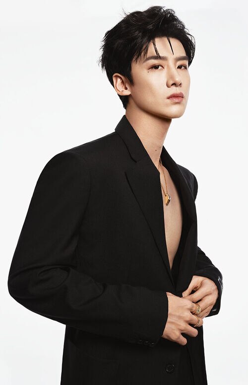 Bai JingtingがVersace Fragrancesのアンバサダーに