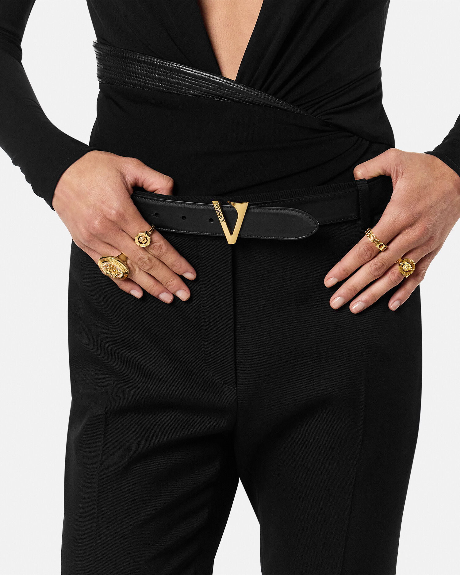 レターV レザー ベルト 3 cm | VERSACE JP