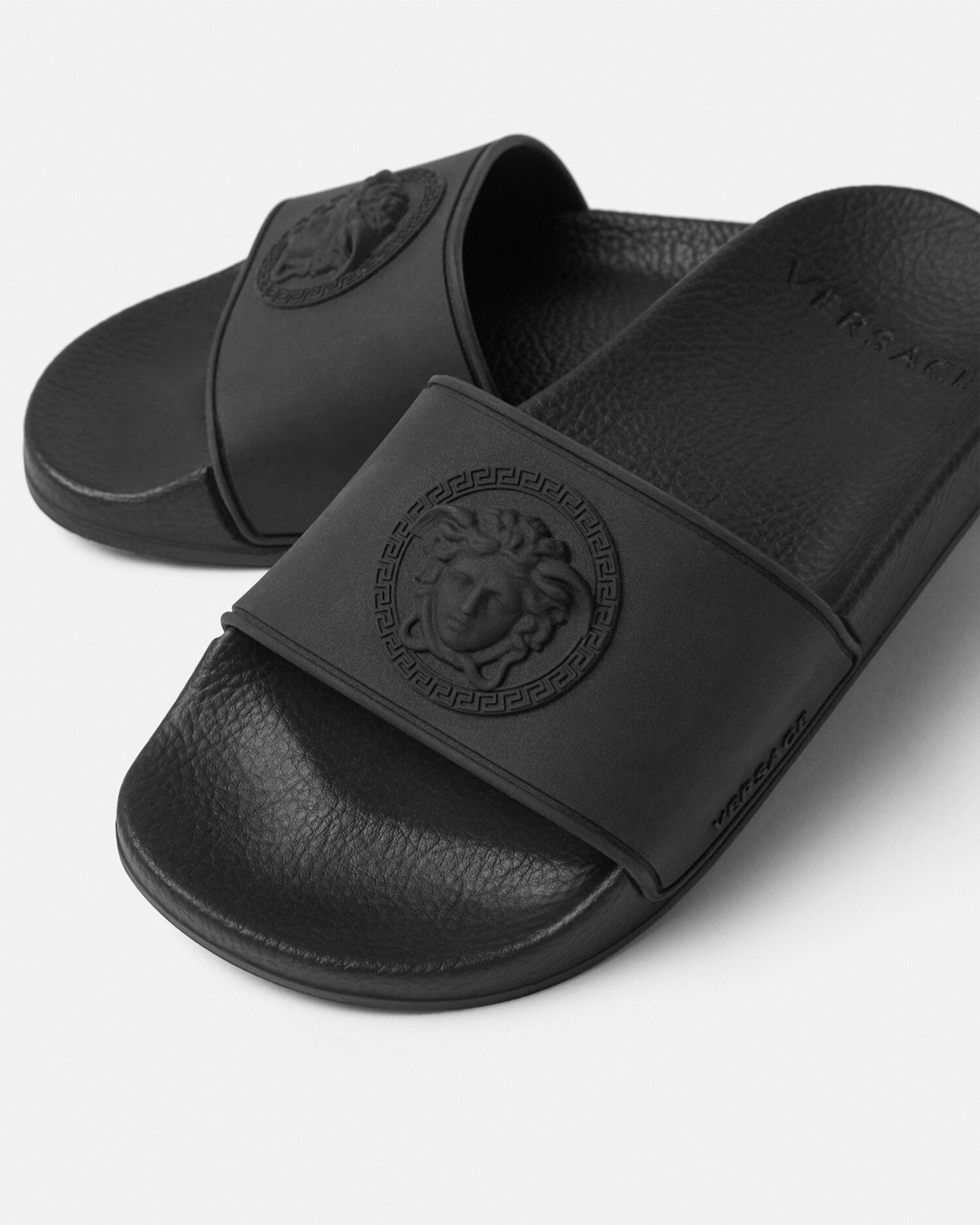 キッズ ラバー スライダーサンダル ブラック | VERSACE JP