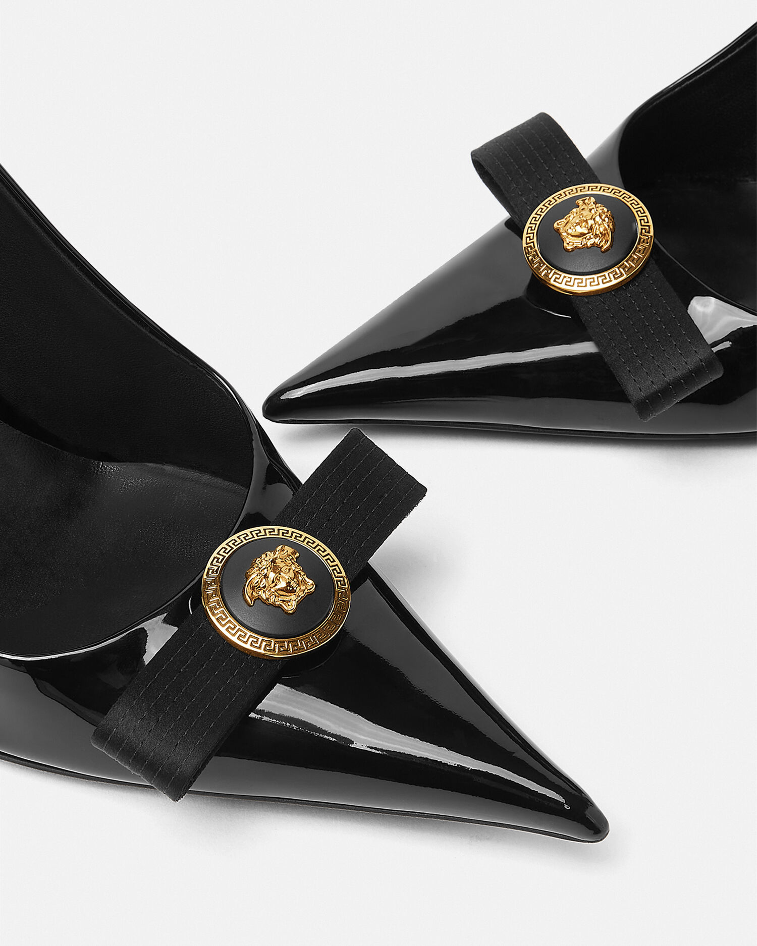 ジャンニ リボン パテント パンプス 110 mm ブラック,ゴールド | VERSACE JP
