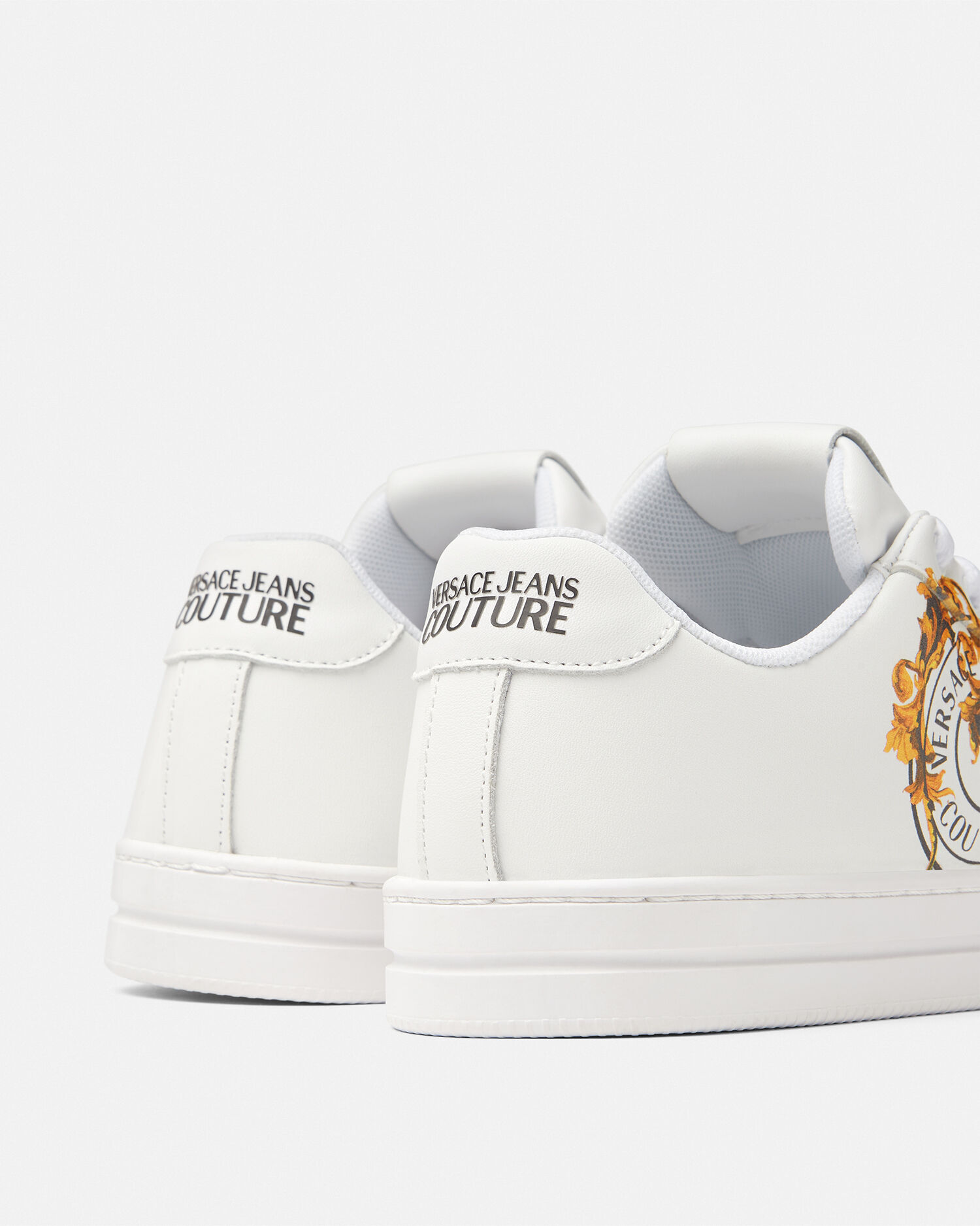 【残りわずか!】Versace グレー バロッコ シー フーディ ポーセリン バロッコ コート 88 スニーカー | VERSACE JP
