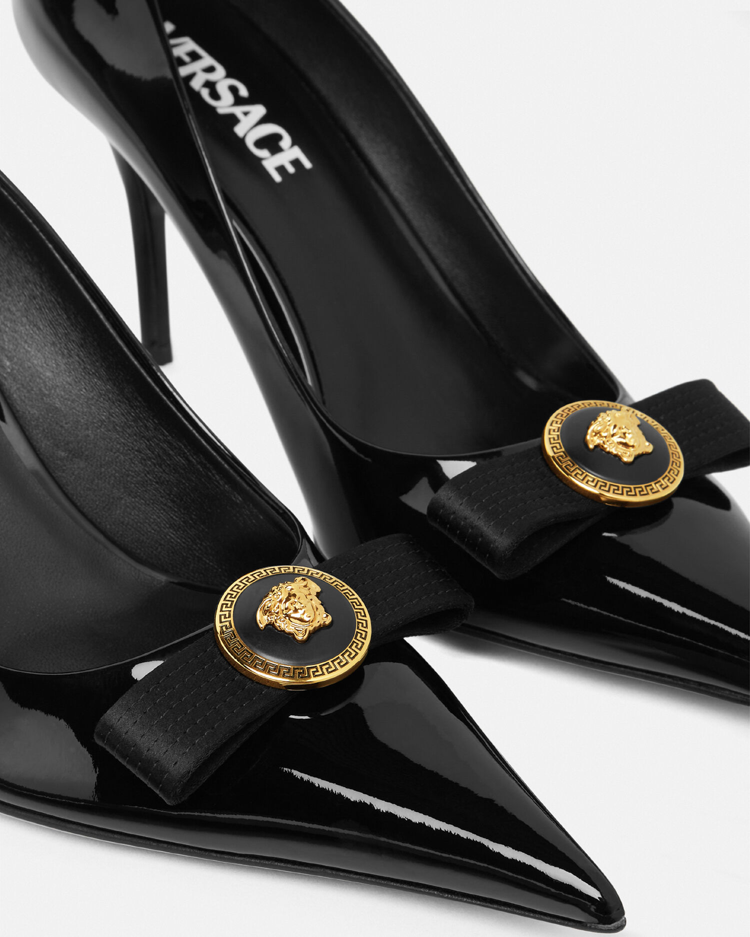 ジャンニ リボン パテント パンプス 85 mm ブラック,ゴールド | VERSACE JP