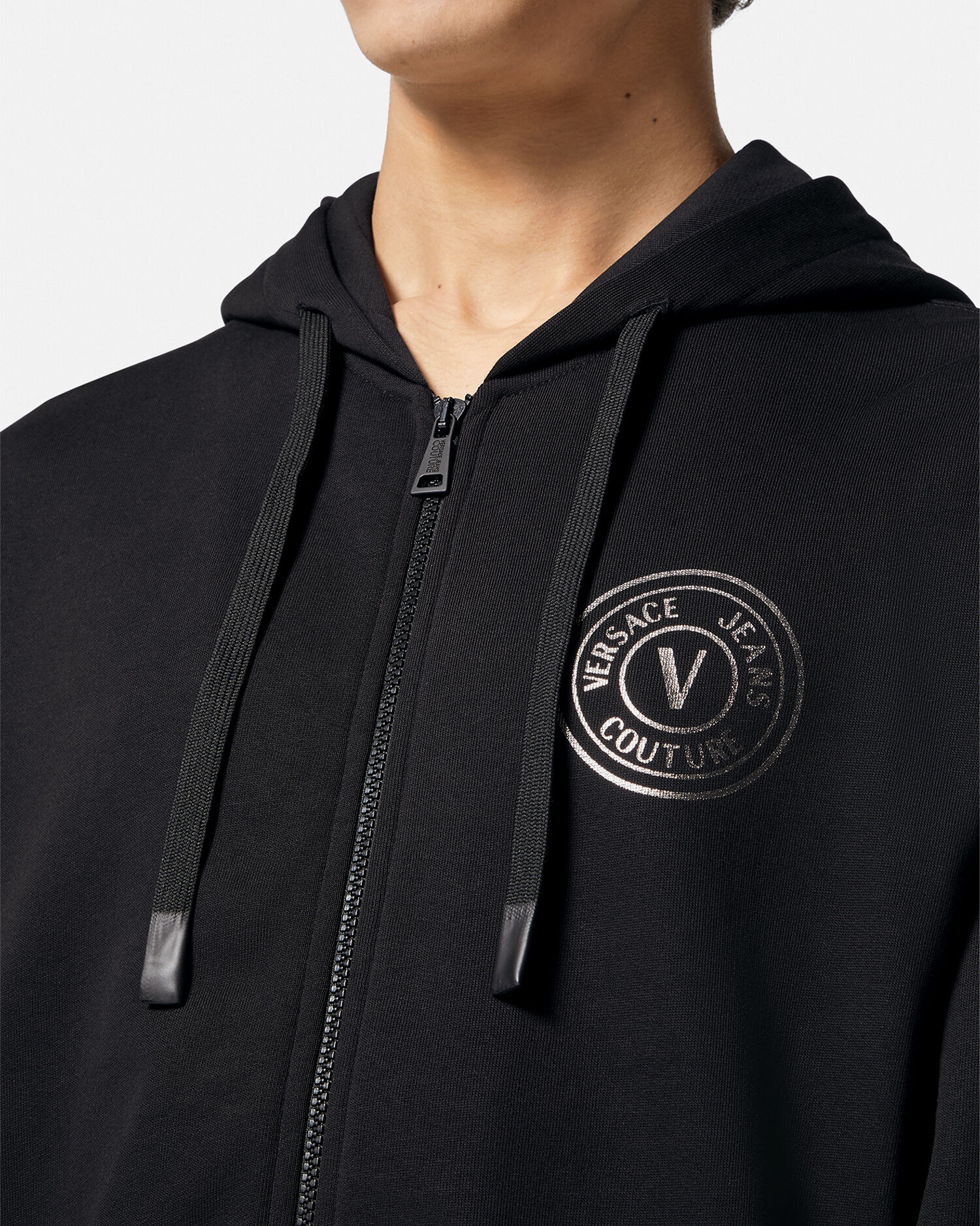 ★VERSACE★ V エンブレム ジッパー フーディ 関税送料込* レターV エンブレム ジッパー フーディ ブラック | VERSACE JP
