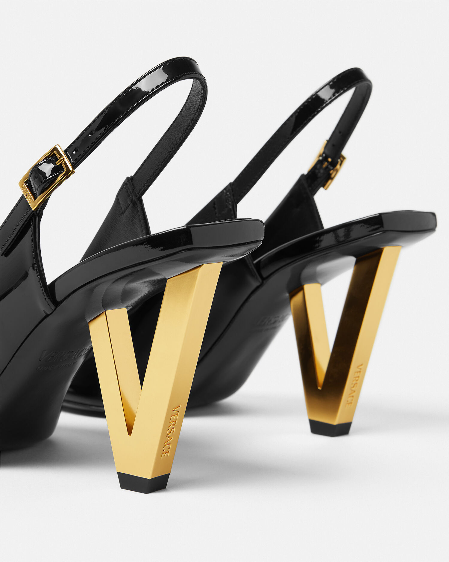 追跡【VERSACE】85mmパテントレザースリングバック ブラック パテントレザースリングバックパンプス 85mm - Versace