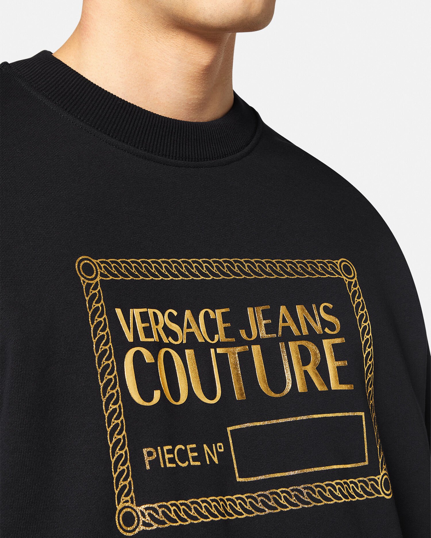 VERSACE JEANS スウェット シャツ ロゴ ピース N ゴールド ピース ナンバー ロゴ スウェットシャツ ブラック,ゴールド