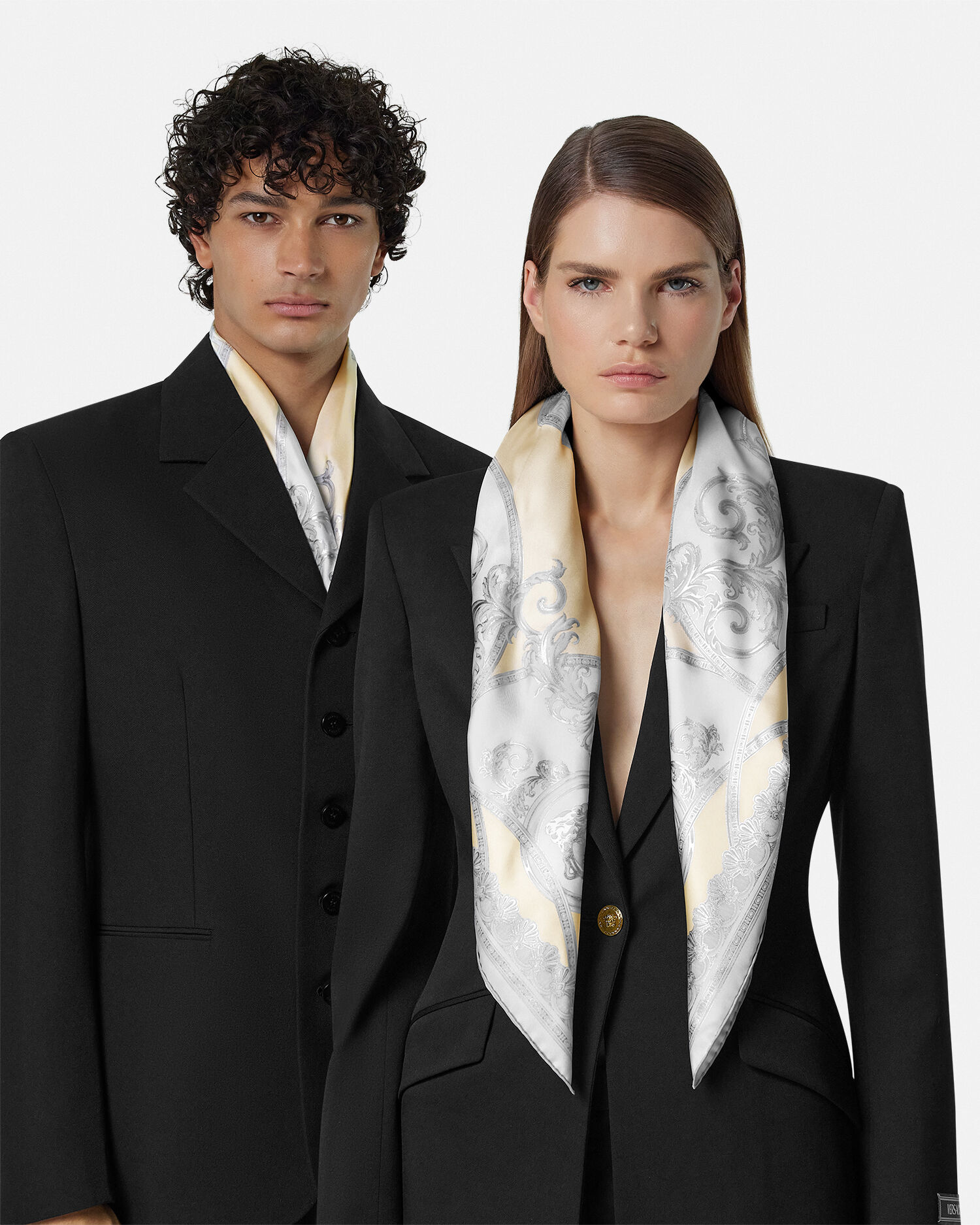 【新season】VERSACE ラクープデデュー ロゴ プリント スカーフ 新season】VERSACE ラクープデデュー ロゴ プリント スカーフ