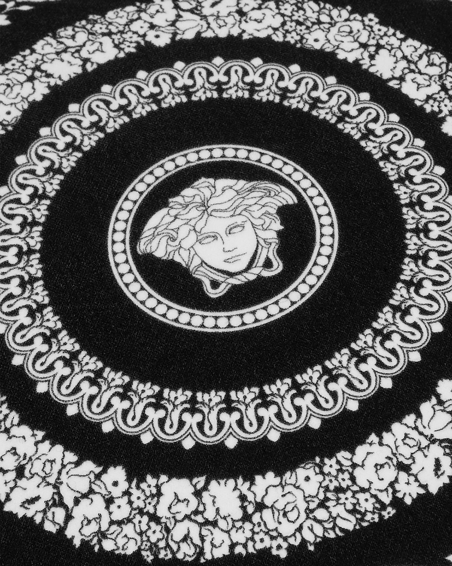 クレート ドゥ フルール クッション 45 cm ブラック | VERSACE JP