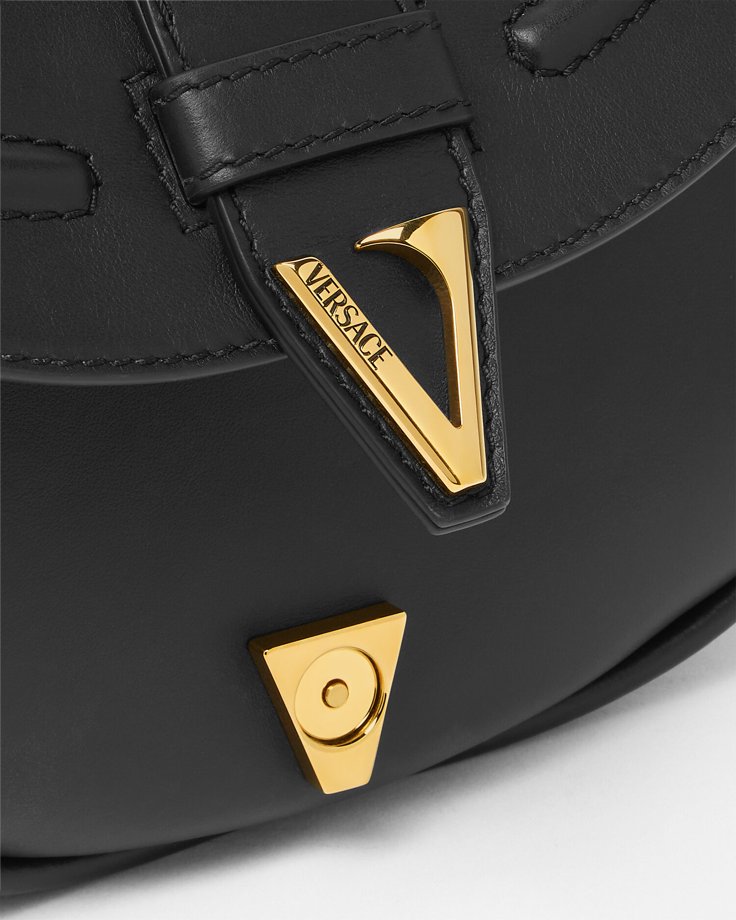 【Versace】ショルダー バッグ ヴィルトゥス ブラック ショルダー バッグ ヴィルトゥス | VERSACE JP