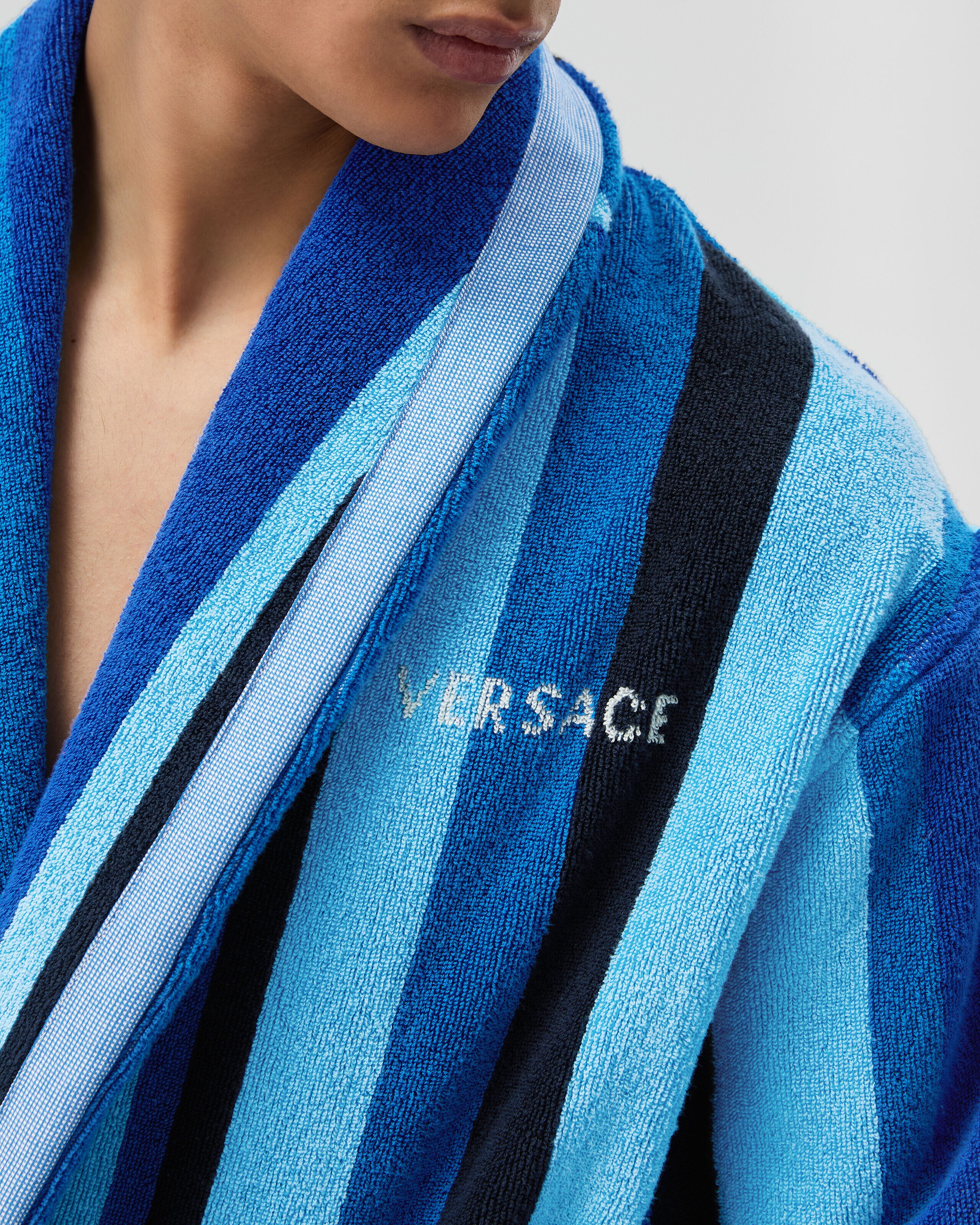 ストライプ コットンテリー ジャカード バスローブ ブルー | VERSACE JP