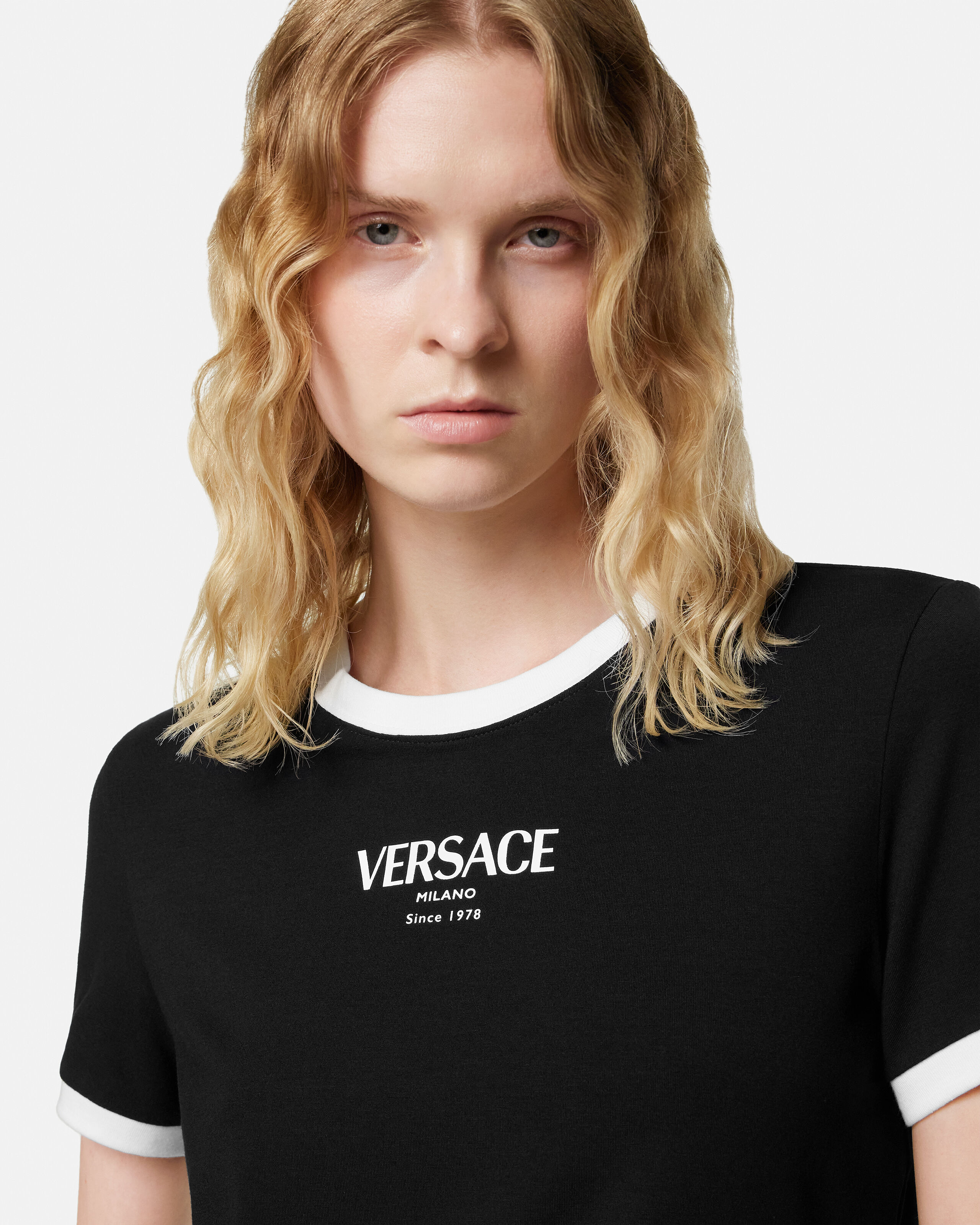 ゆ*り様 VERSACE ブラック Tシャツ ストレッチ ビスコースジャージー Tシャツ ブラック | VERSACE JP