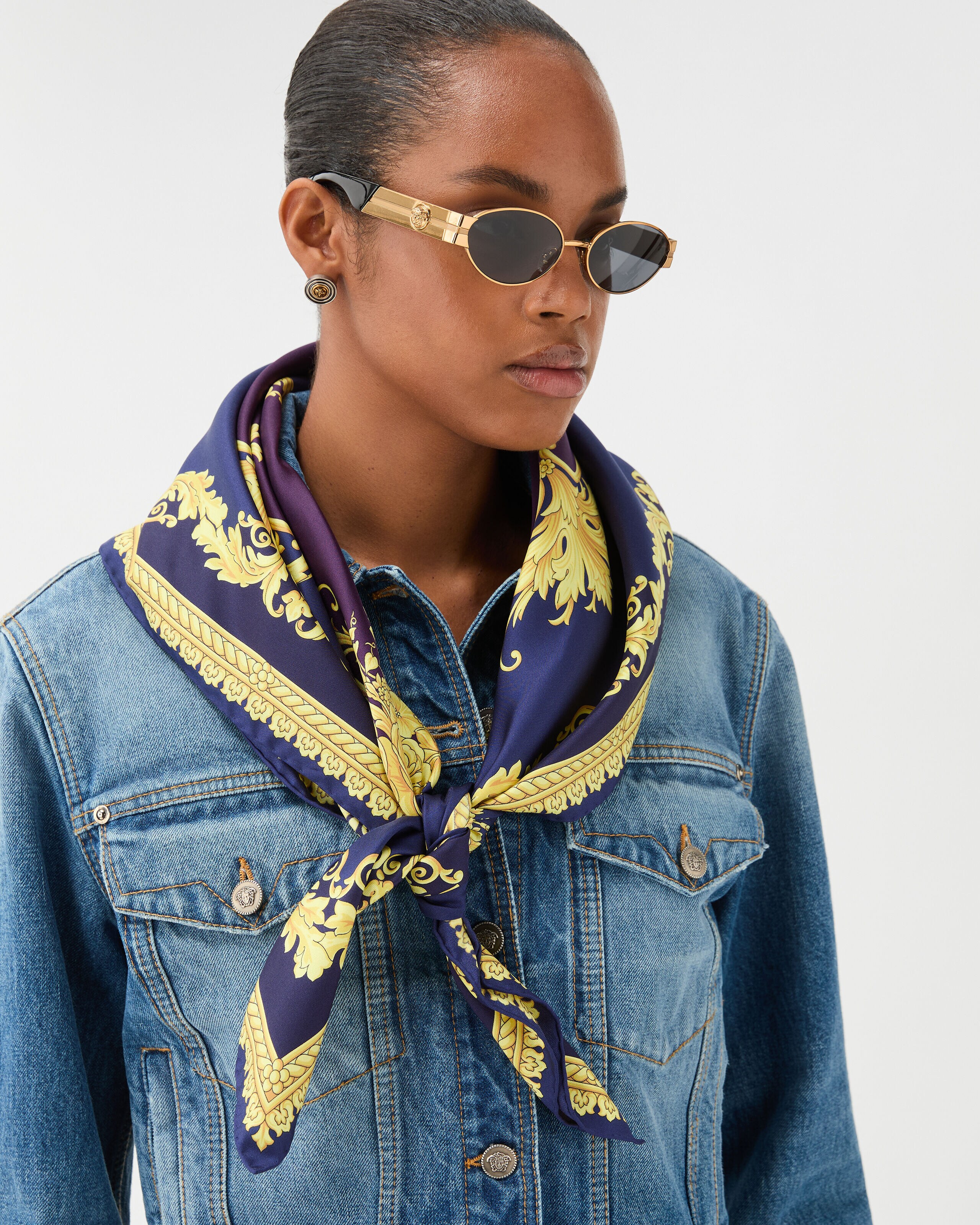 プリント シルク ツイル スカーフ 90 cm パープル,ゴールド | VERSACE JP