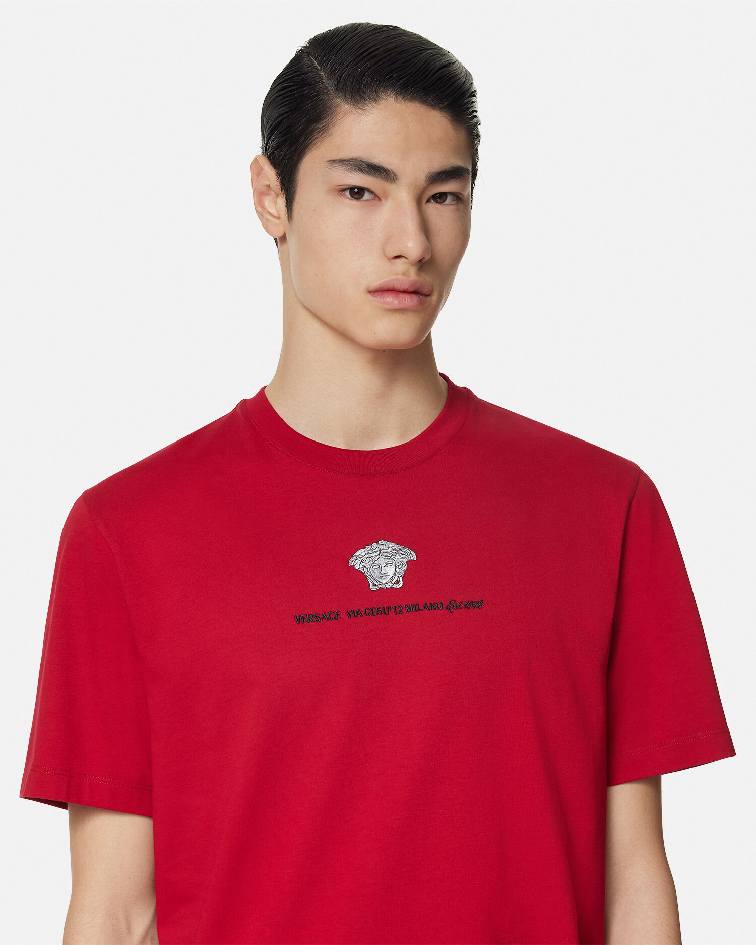 刺繍入り Tシャツ メドゥーサ ミラノ レッド | VERSACE JP