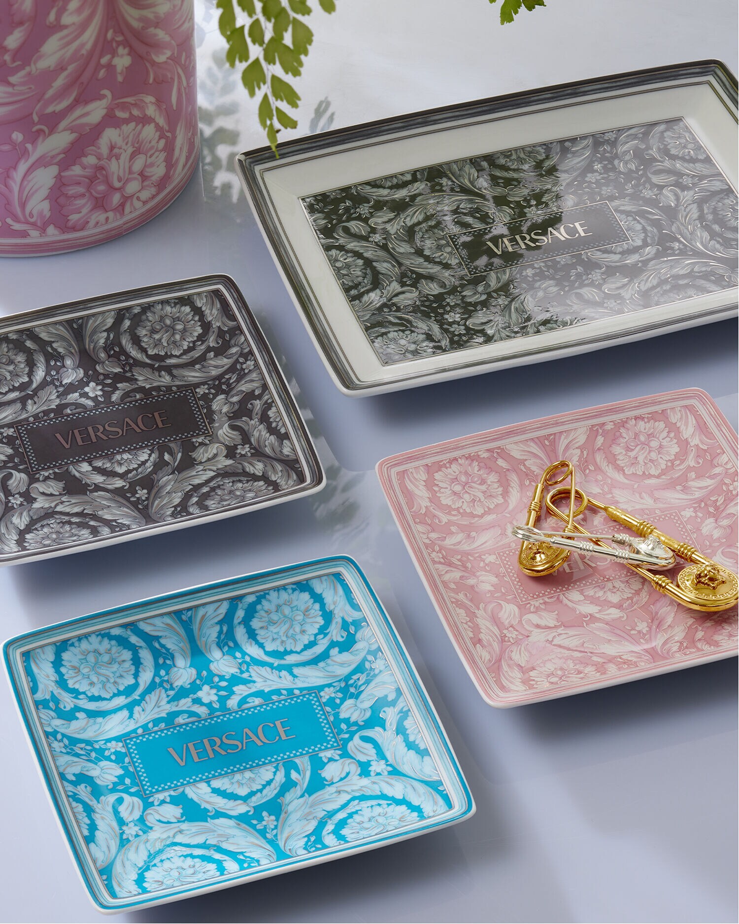 バロッコ スクエア プレート 11.5 cm ピンク | VERSACE JP