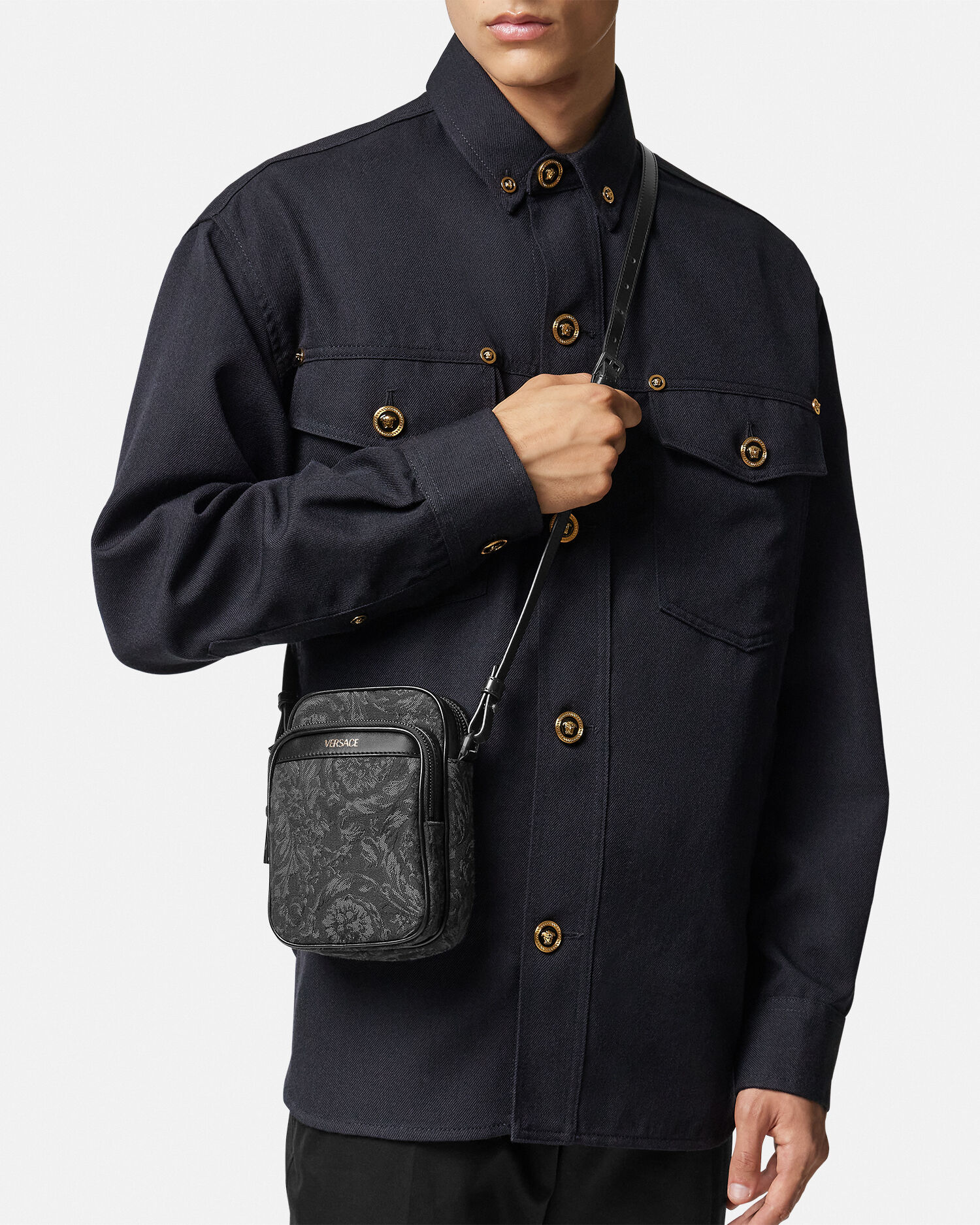 【新品未使用】VERSACE バロッコ メッセンジャーバッグ クロスボディ バロッコクロスボディ バッグ ブラック,プリント | VERSACE JP