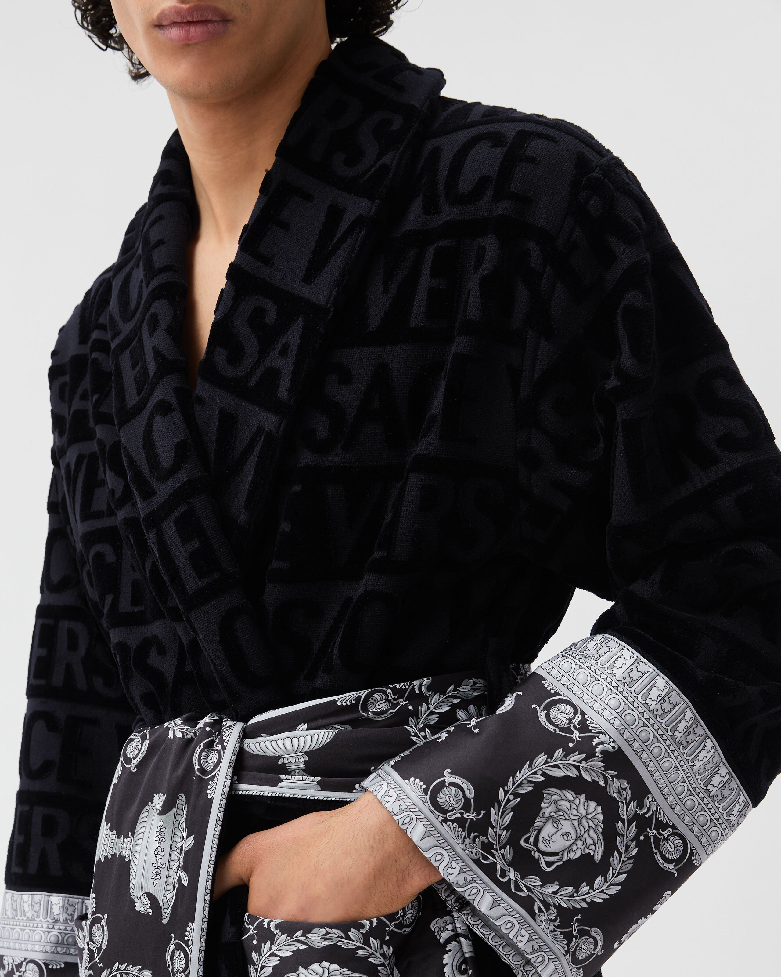イロハス I ♡ バロック バスローブ ブラック | VERSACE JP