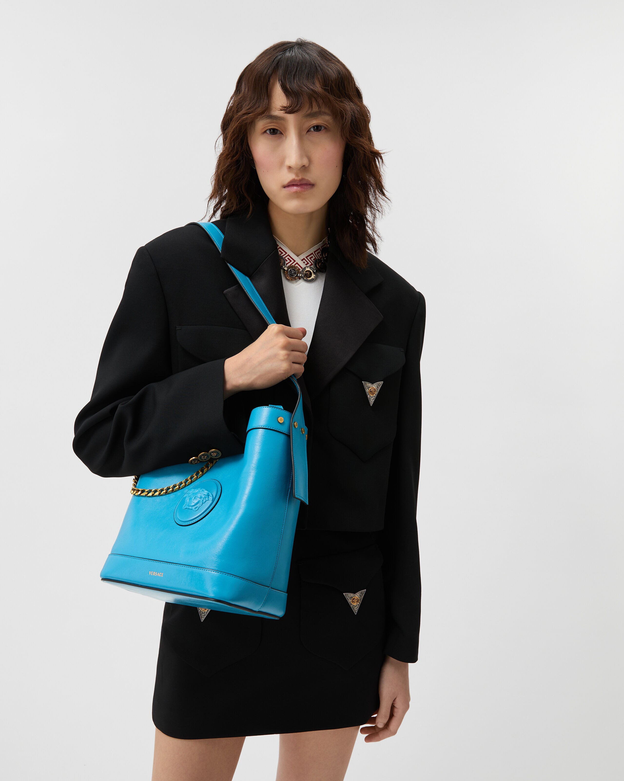 ピヴォ スモール レザー バケット バッグ ブルー | VERSACE JP