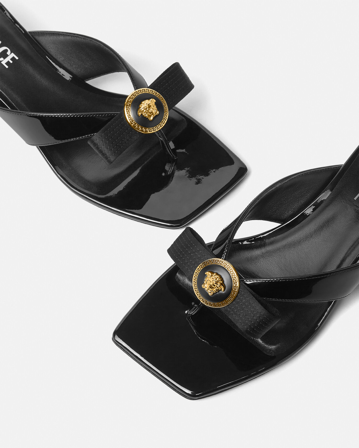 VERSACE ヴェルサーチェサンダル黒メデューサ36,5 エナメル