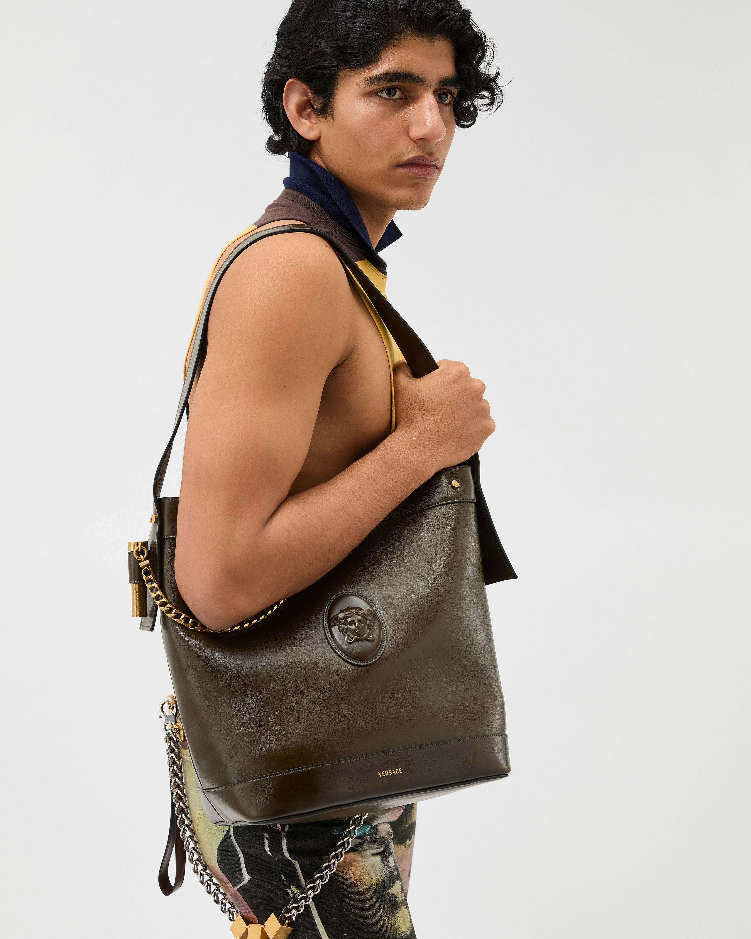 ピヴォ ラージ レザー バケット バッグ グリーン | VERSACE JP