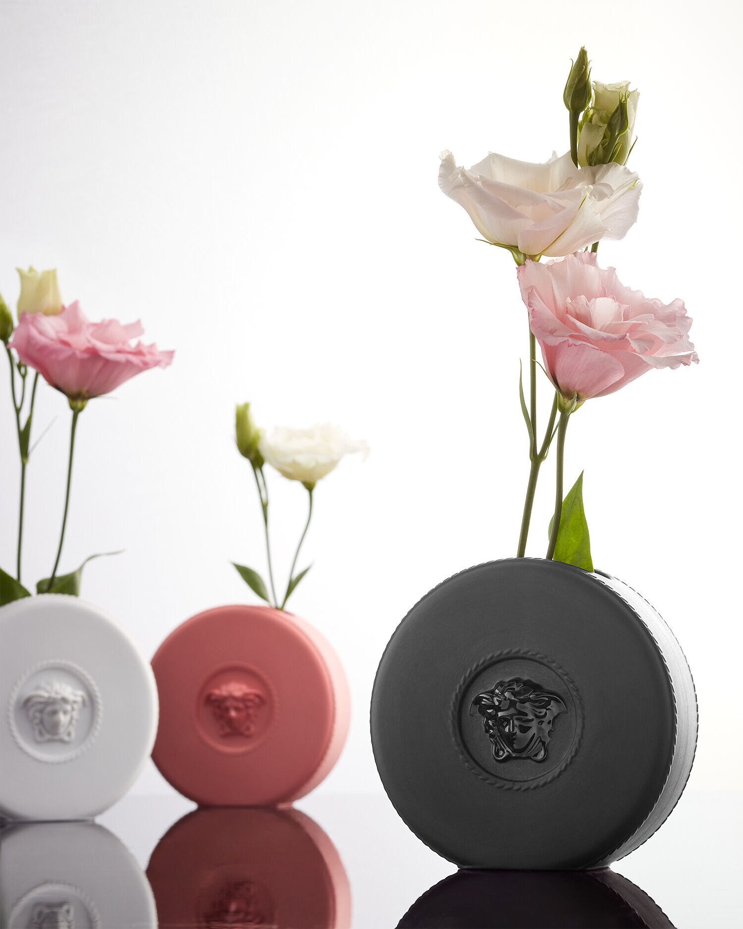 ラ・メドゥーサ ラウンド 花瓶 10 cm ブラック | VERSACE JP