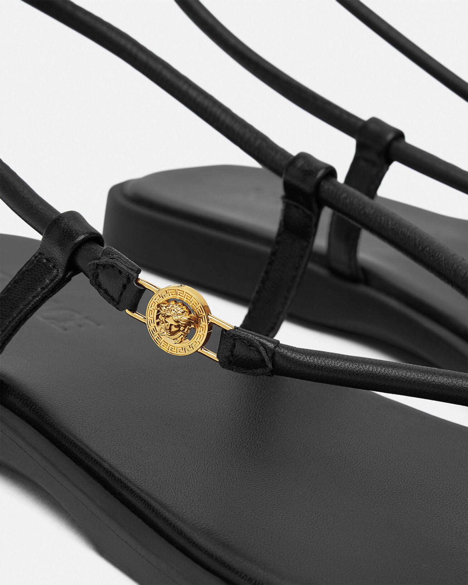 VERSACE メデューサ トングサンダル 中古・古着通販】VERSACE (ヴェルサーチ) メデューサトング