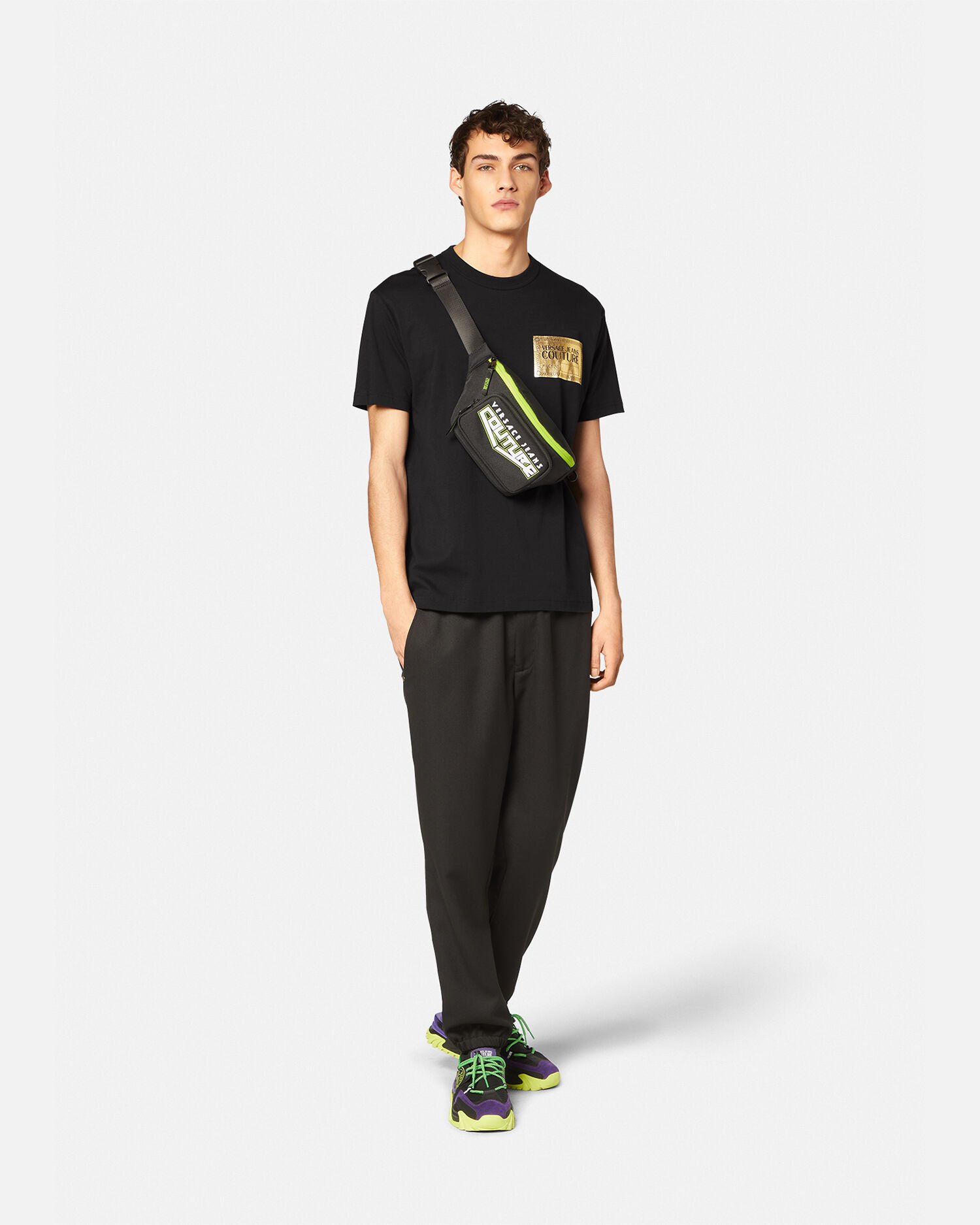 VERSACE JEANS ◆COUTURE ヴェルサーチ ロゴ Tシャツ 3色◆ ピース ナンバー」ロゴ Tシャツ ブラック,ゴールド | VERSACE JP