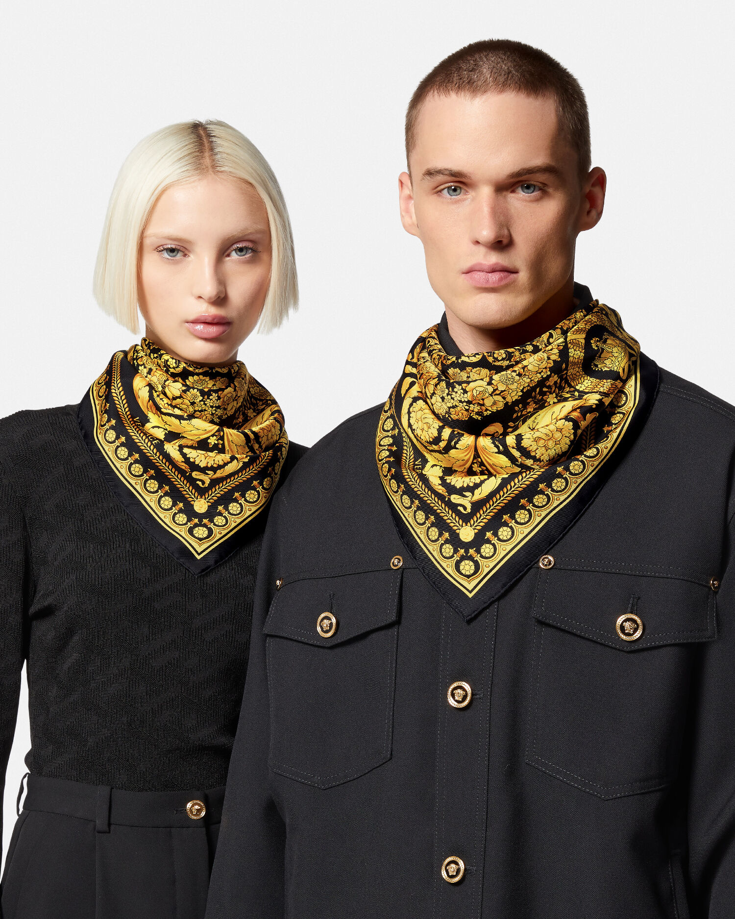 VERSACE フリンジショール シルク ブラック×ゴールド　男女兼用 プリントシルクツイルスカーフ 45cm ブラック,ゴールド | VERSACE JP