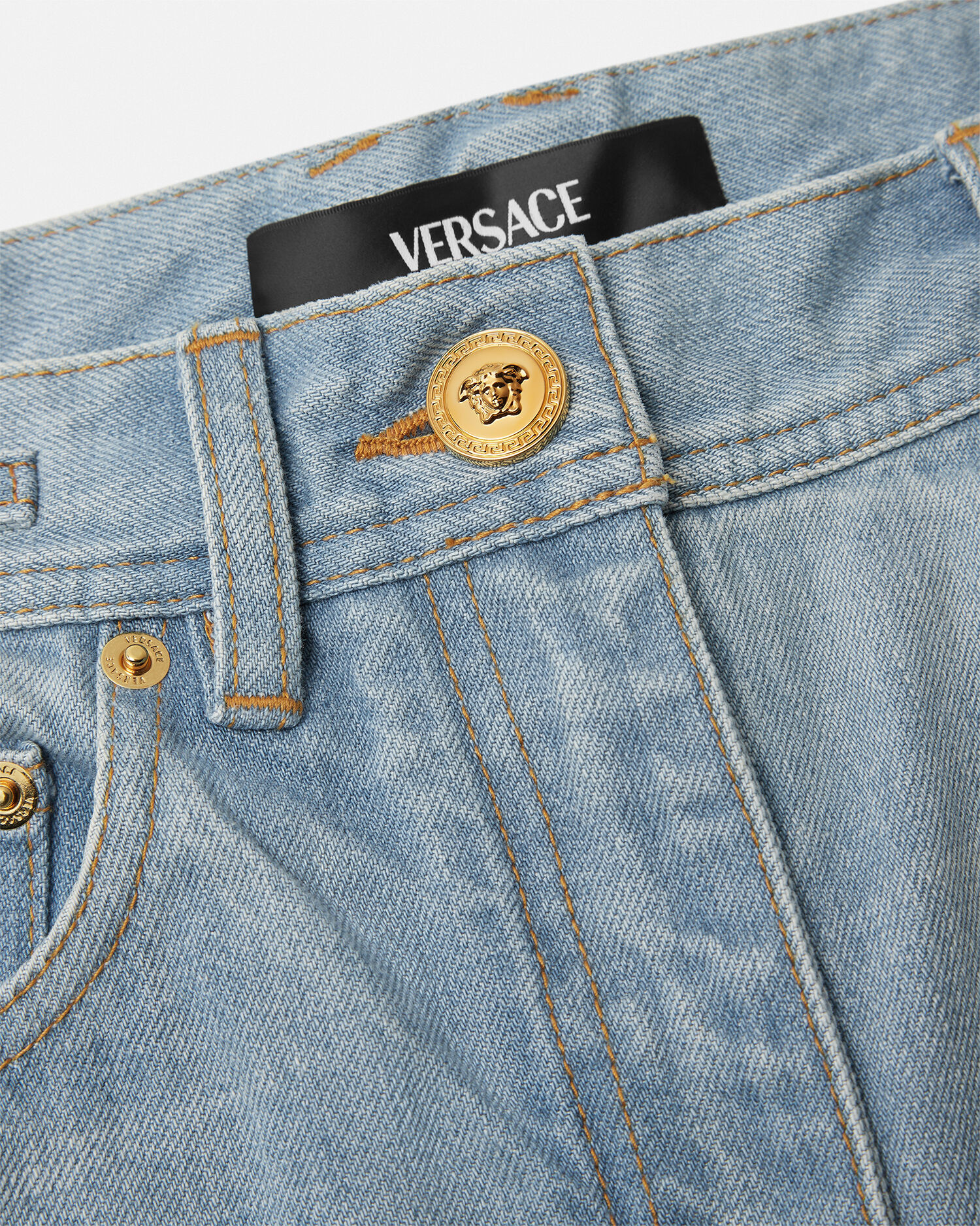 【関税込み】Versace ホワイト クロップド フレアジーンズ Versaceのホワイト クロップド フレアジーンズがセール中