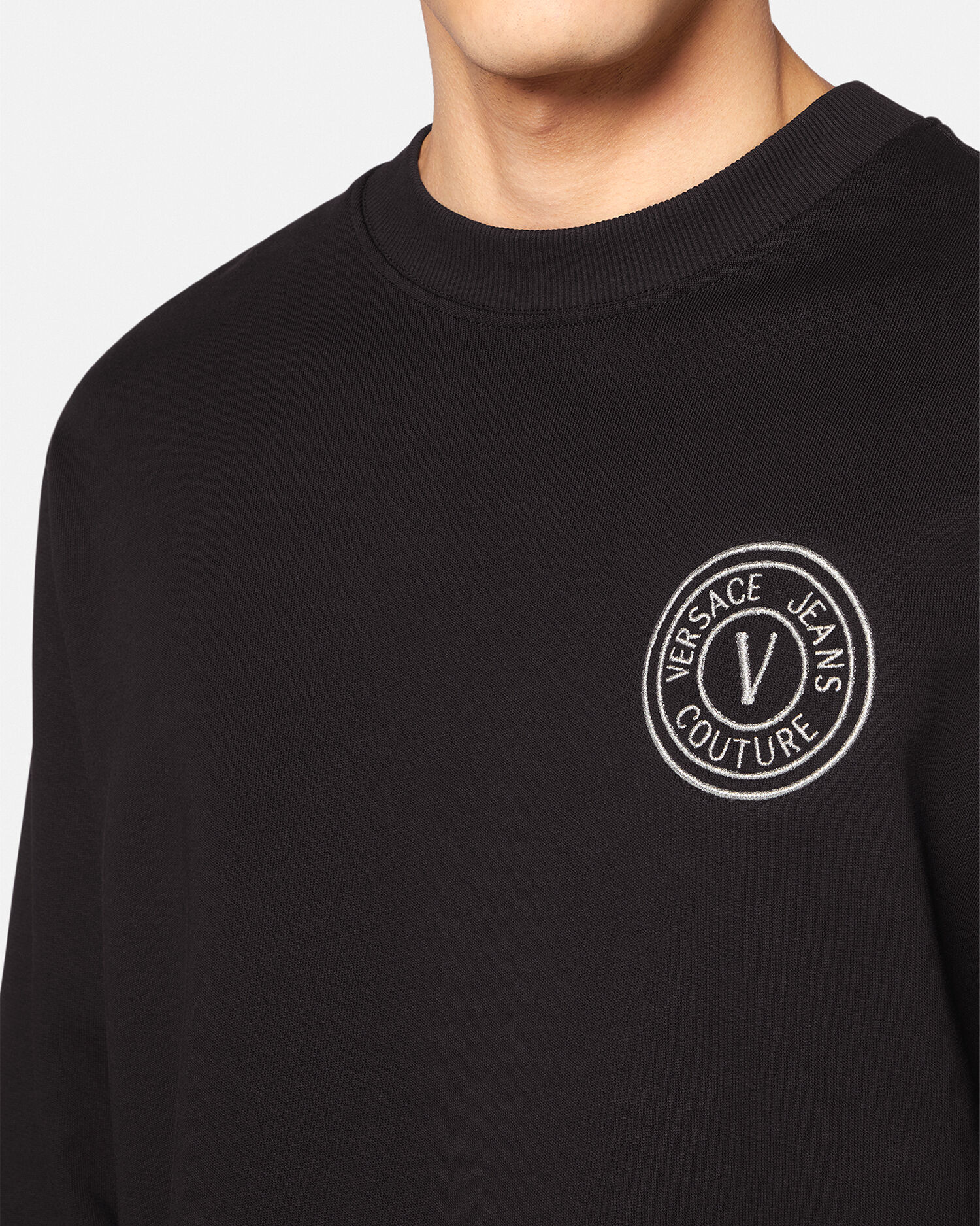 VERSACE 10191781A131711B00V 関税送料込 レターV エンブレム スウェットシャツ ブラック | VERSACE JP