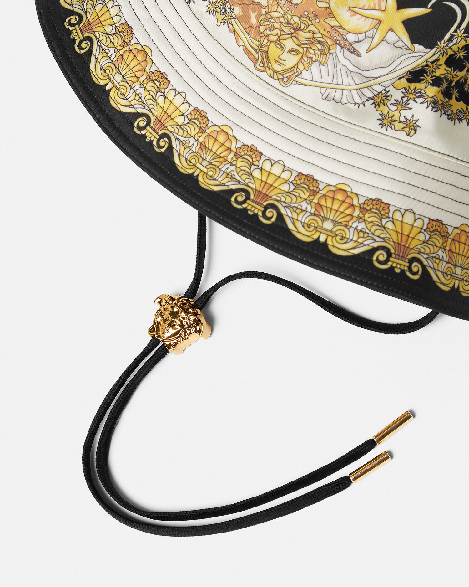 目を惹く★VERSACE バロックプリント キャンバス バケットハット 残り僅か！VERSACE バロックプリント キャンバス バケットハット