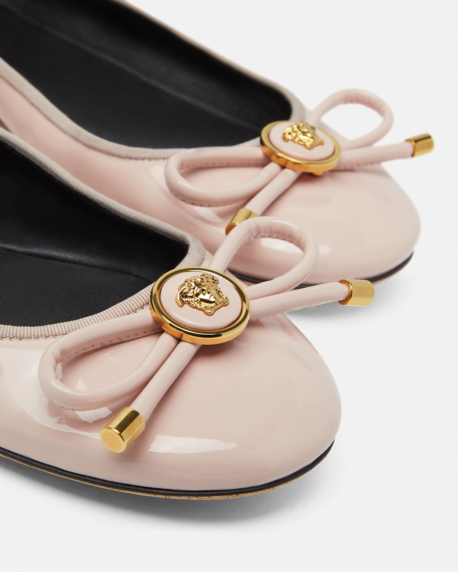 VERSACE オペラボウ パテントレザー バレリーナ シューズ オペラ ボウ パテント バレエシューズ | VERSACE JP