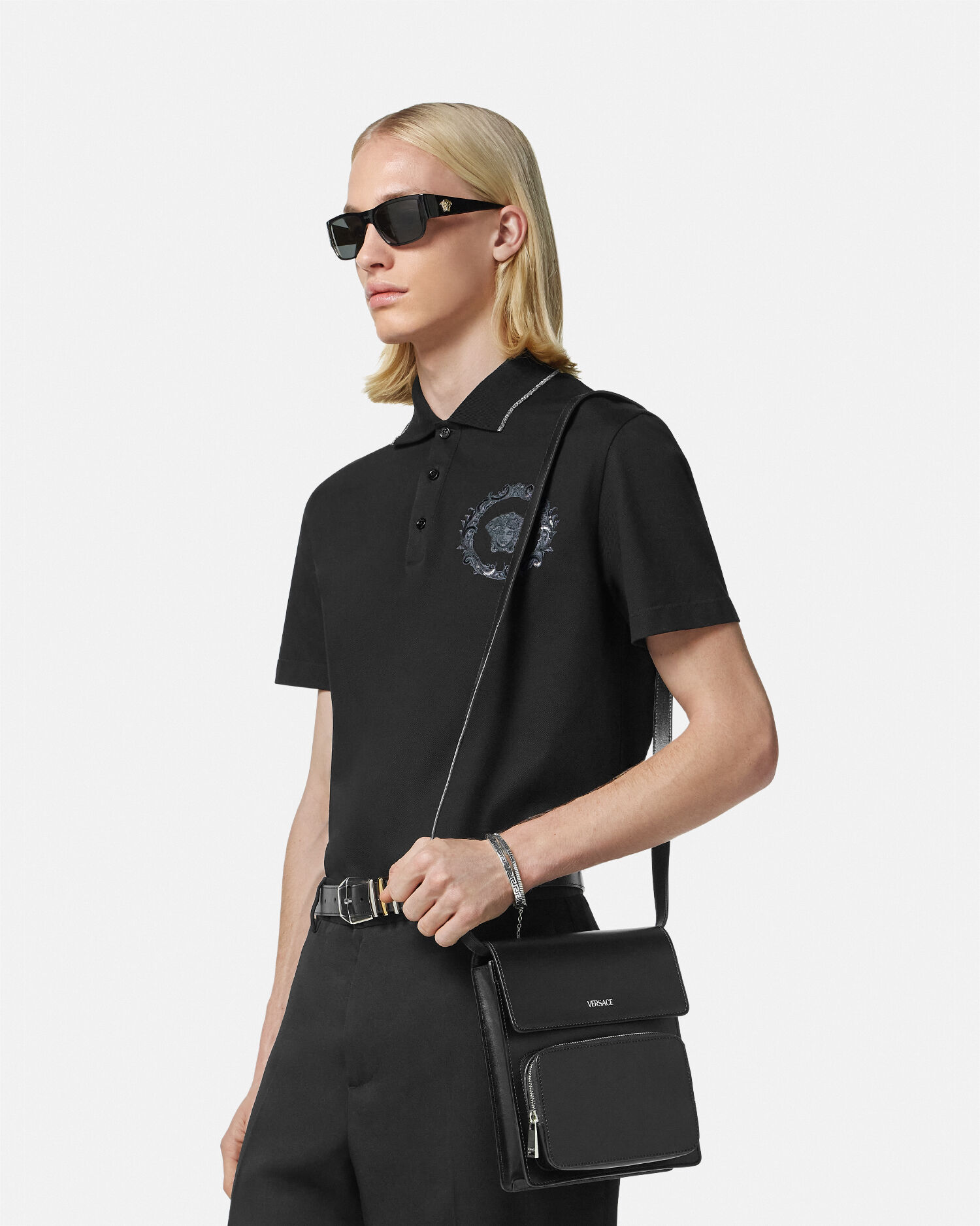 レザー クロスボディ カーゴ バッグ ブラック | VERSACE JP