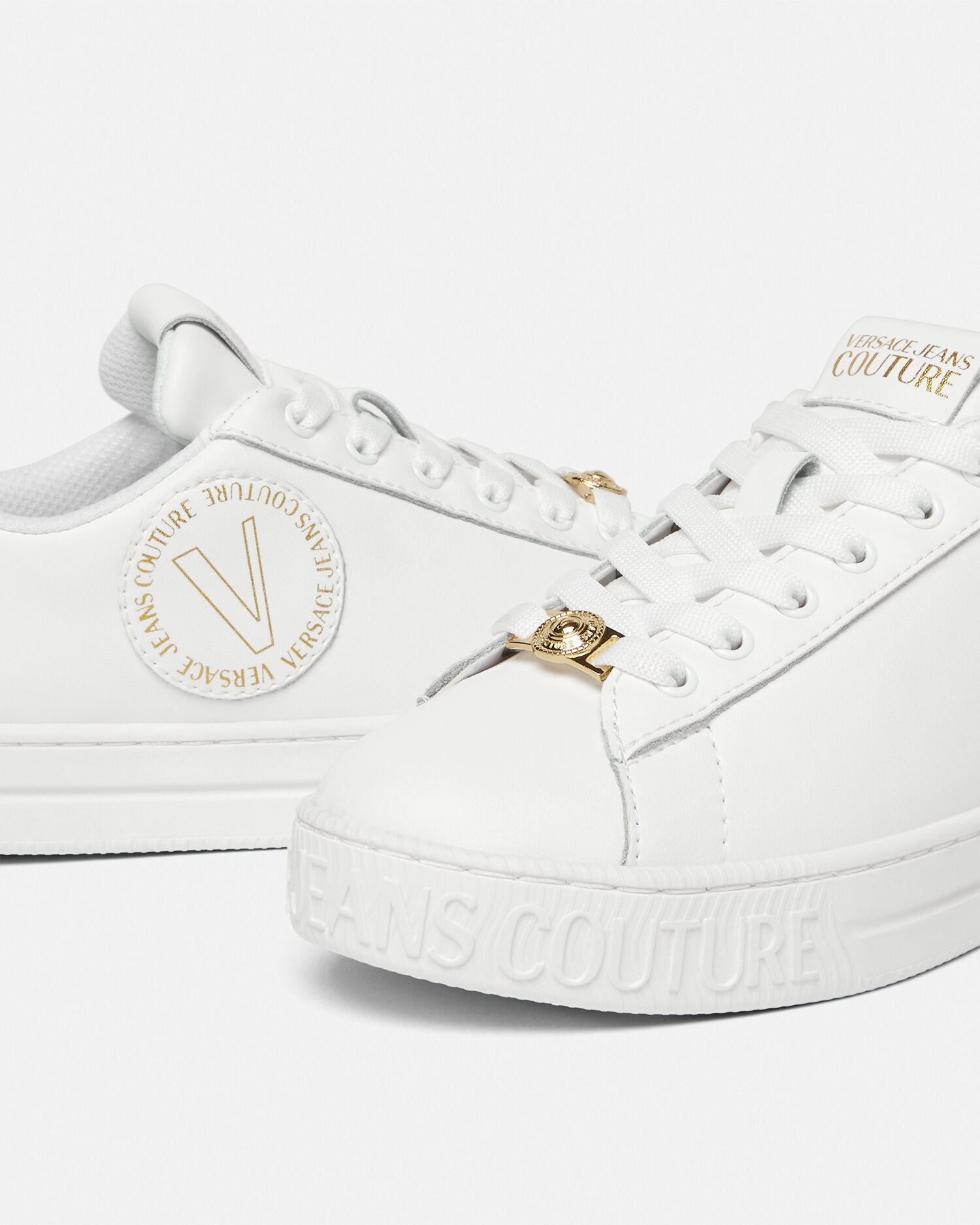 VERSACE JEANS コート 88 レターV エンブレム ロゴ スニーカー レターV エンブレム コート 88 スニーカー | VERSACE JP