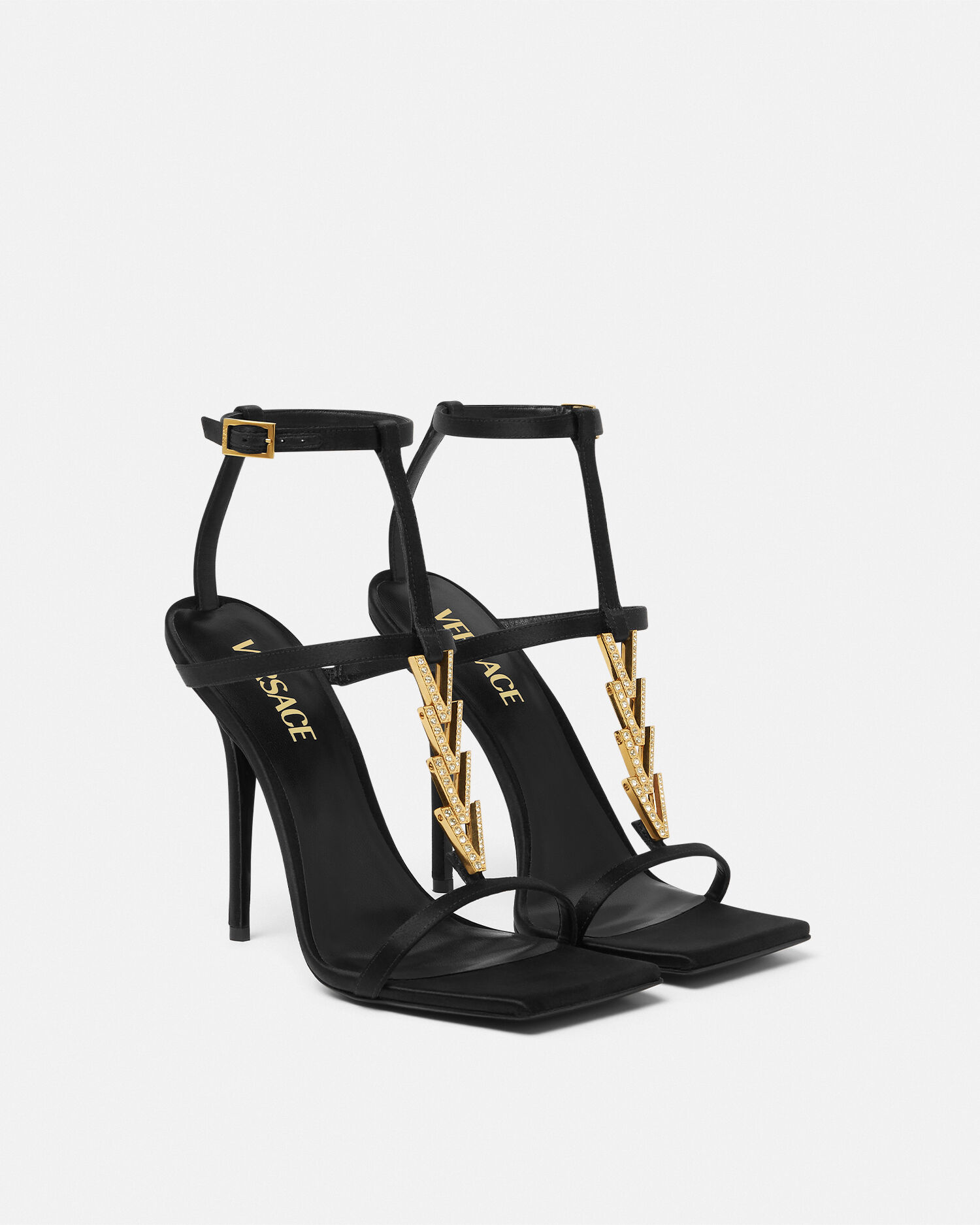 V2025 チェーン クリスタル サテン サンダル 105 mm | VERSACE JP