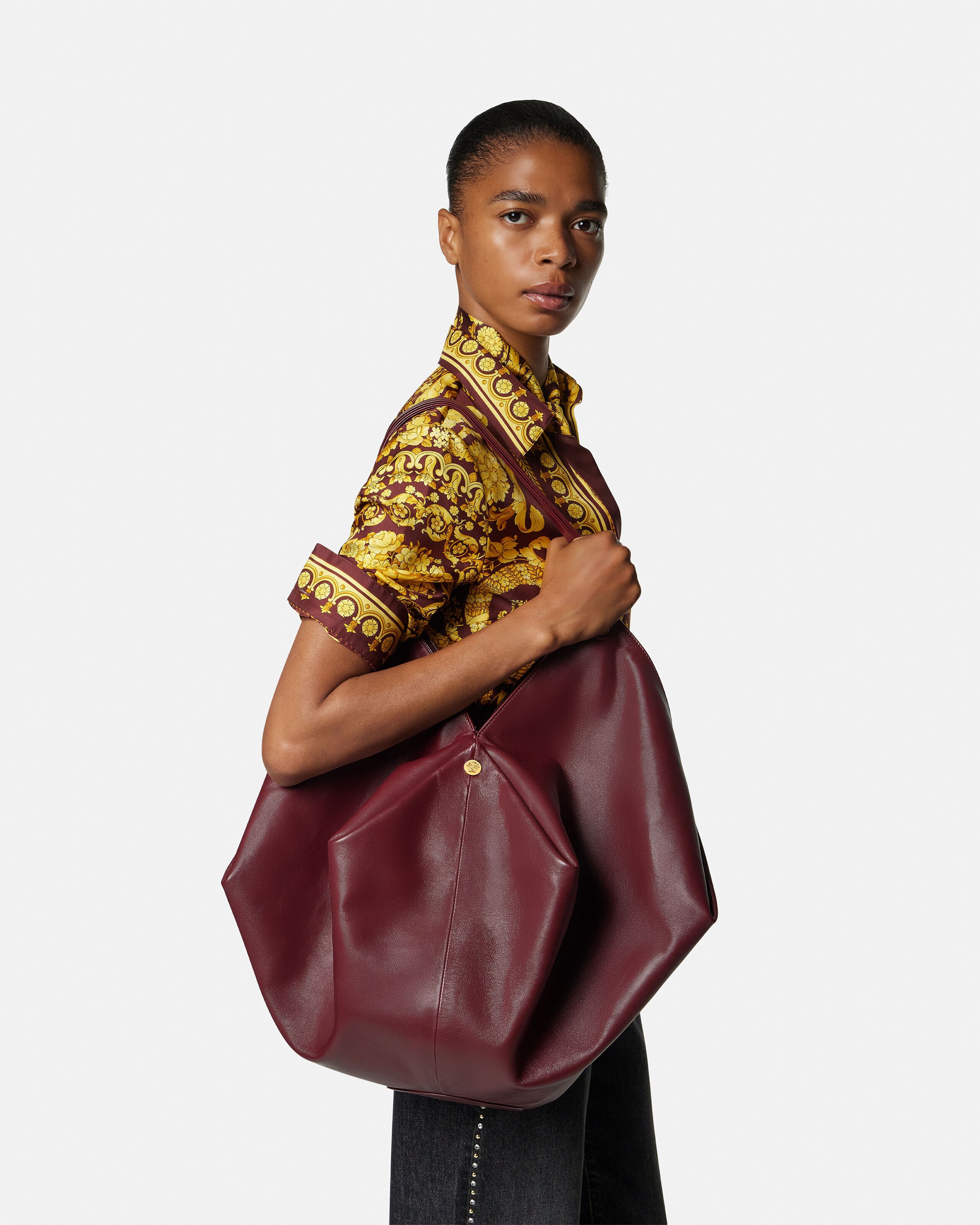 プロテア ラージ ナッパ ショルダー バッグ バーガンディ | VERSACE JP