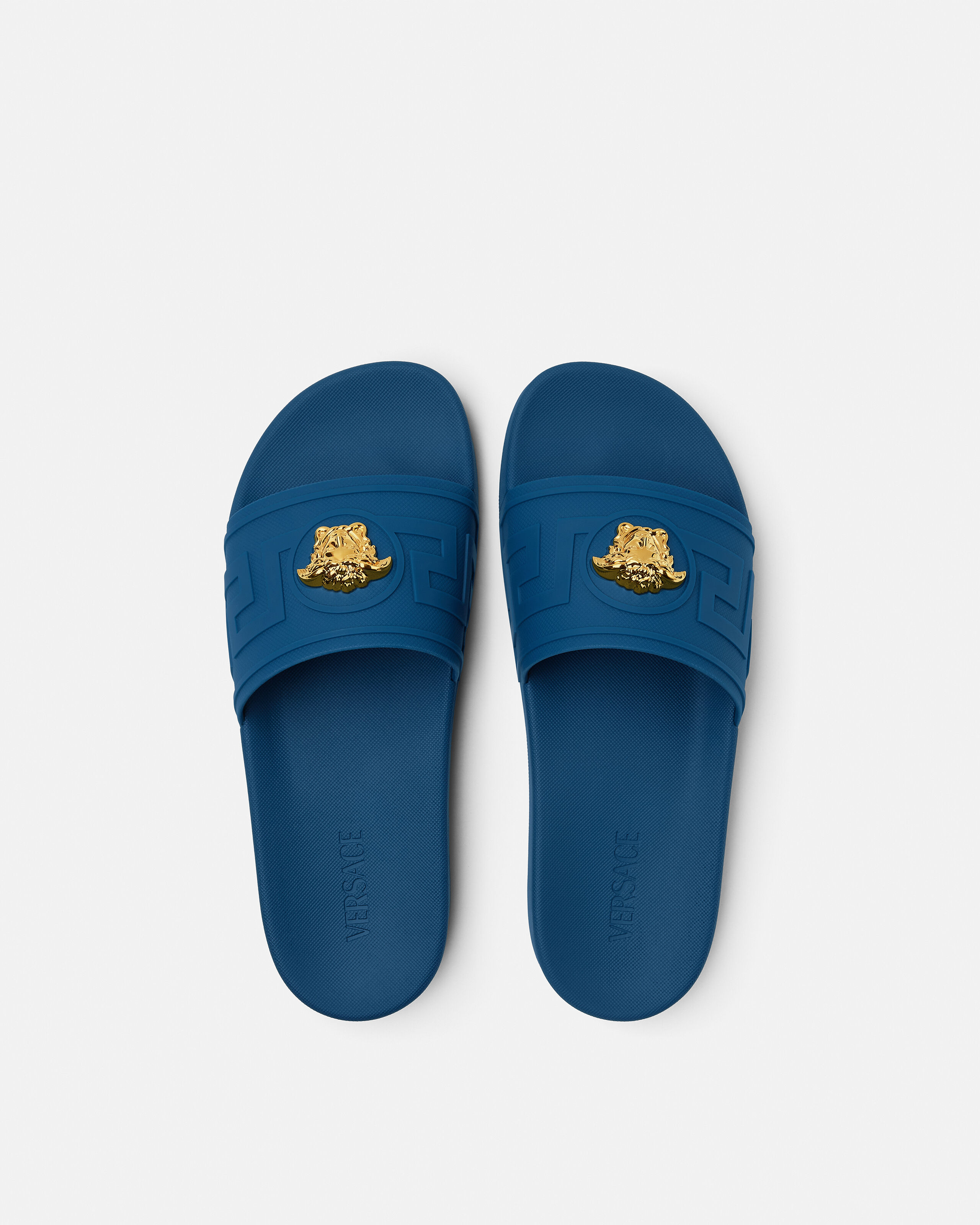 VERSACE ヴェルサーチ サンダル エナメルレザー メデューサ ラ メドゥーサ ラバースライダーサンダル ブルー | VERSACE JP