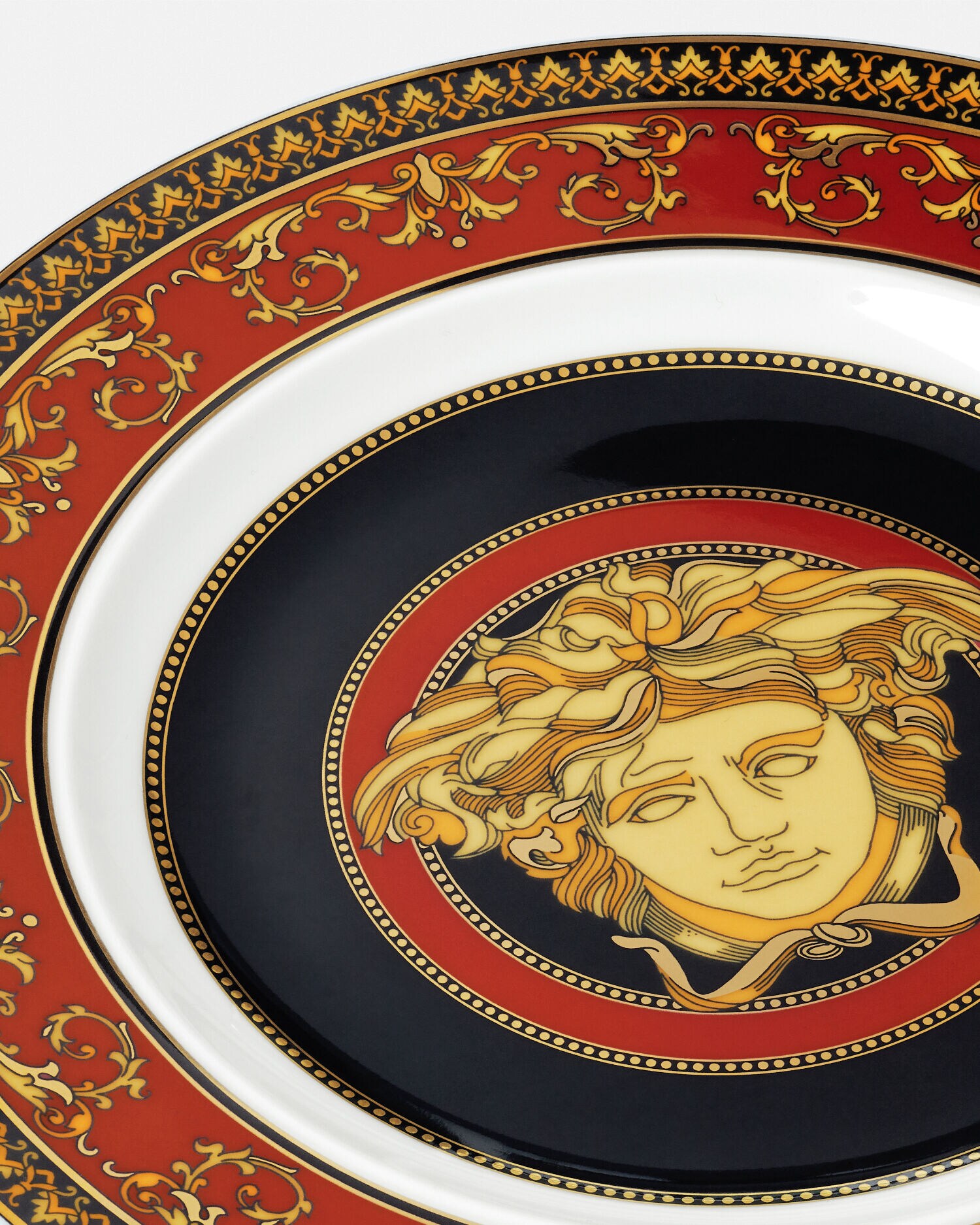メドゥーサ レッド プレート 18 cm ゴールド | VERSACE JP