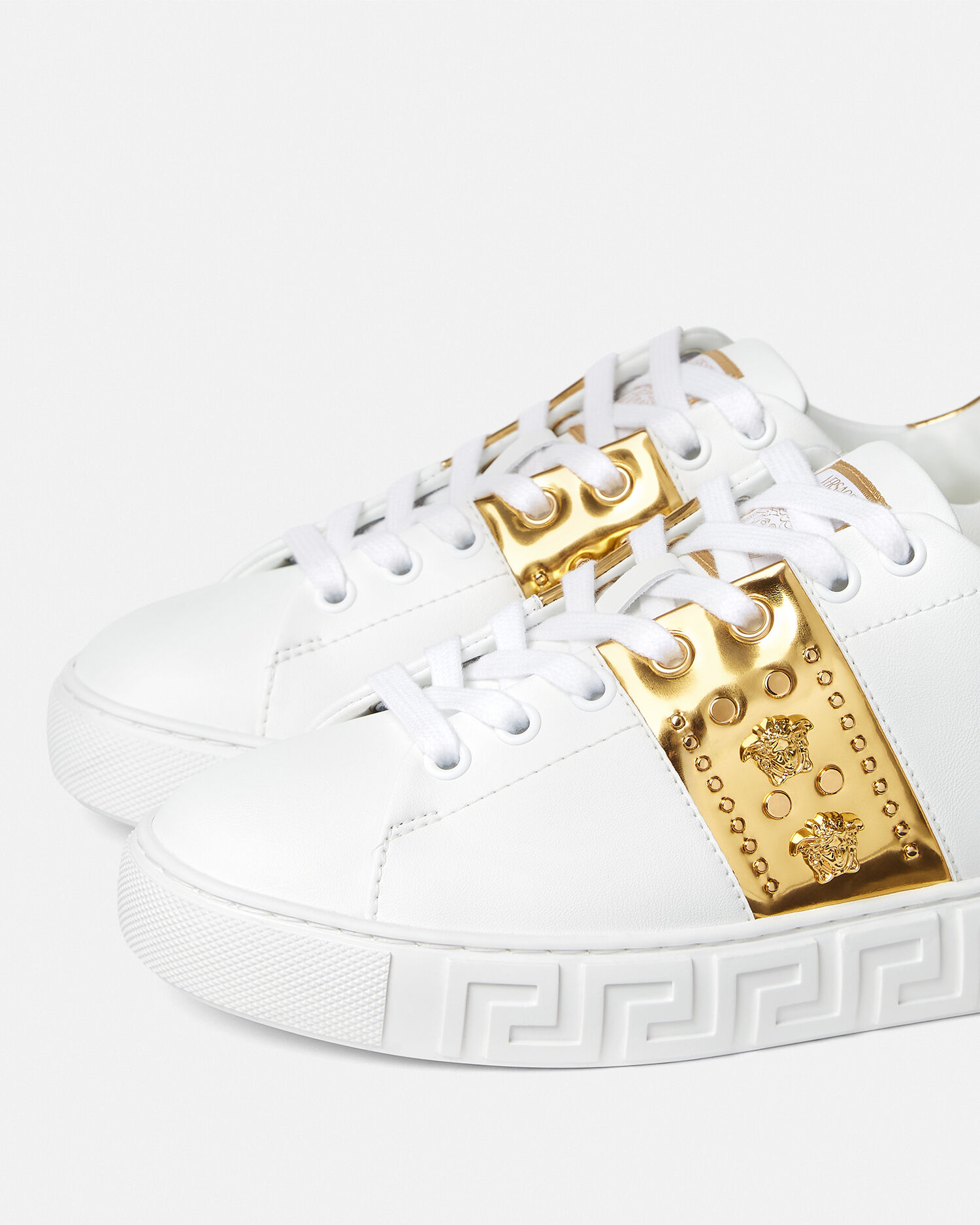 【関税込】VERSACE ヴェルサーチェ◆スタッド グレカ スニーカー スタッド グレカ スニーカー ホワイト,ゴールド | VERSACE JP