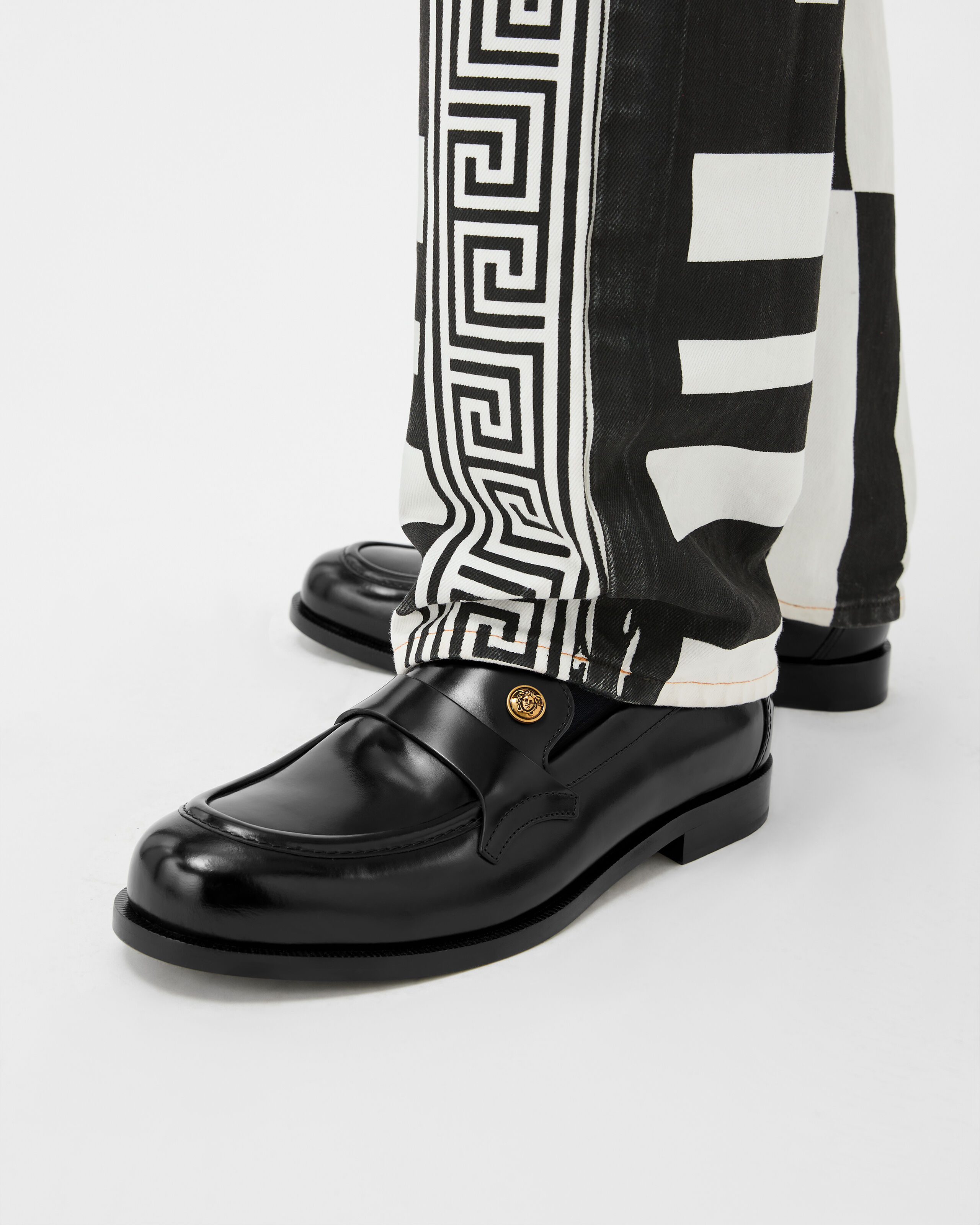 マヌ レザー ローファー ブラック | VERSACE JP