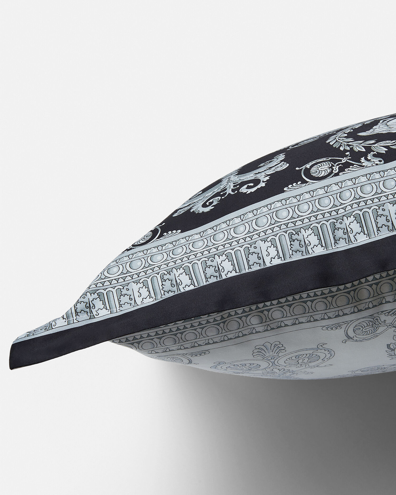 ヴェルサーチ　クッション　バロック バロッコ クッション 45 cm グレー | VERSACE JP