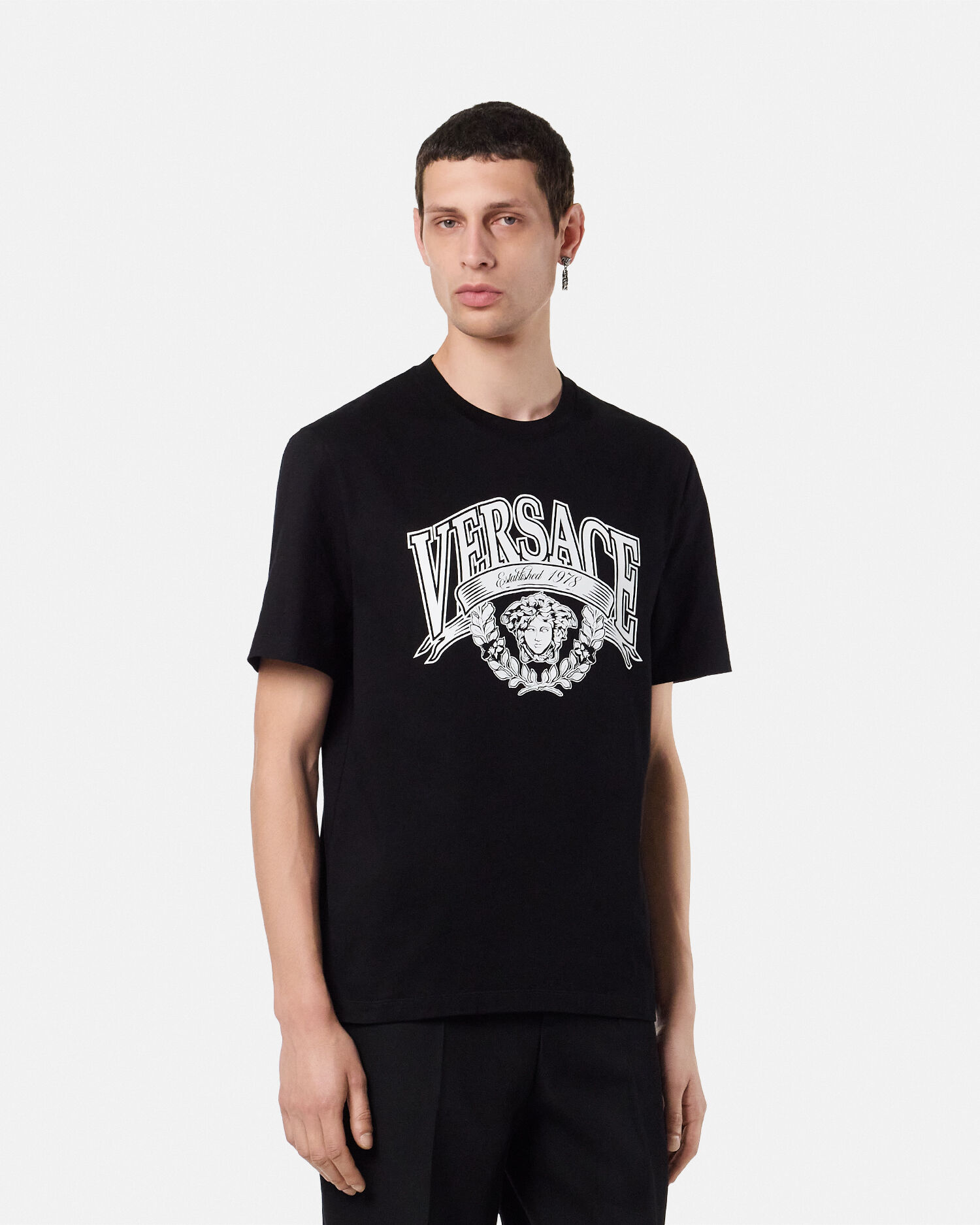 VERSACE メドゥーサ Tシャツ ヴェルサーチェはメドゥーサを軸に優雅でパワフル！──2025年夏のT