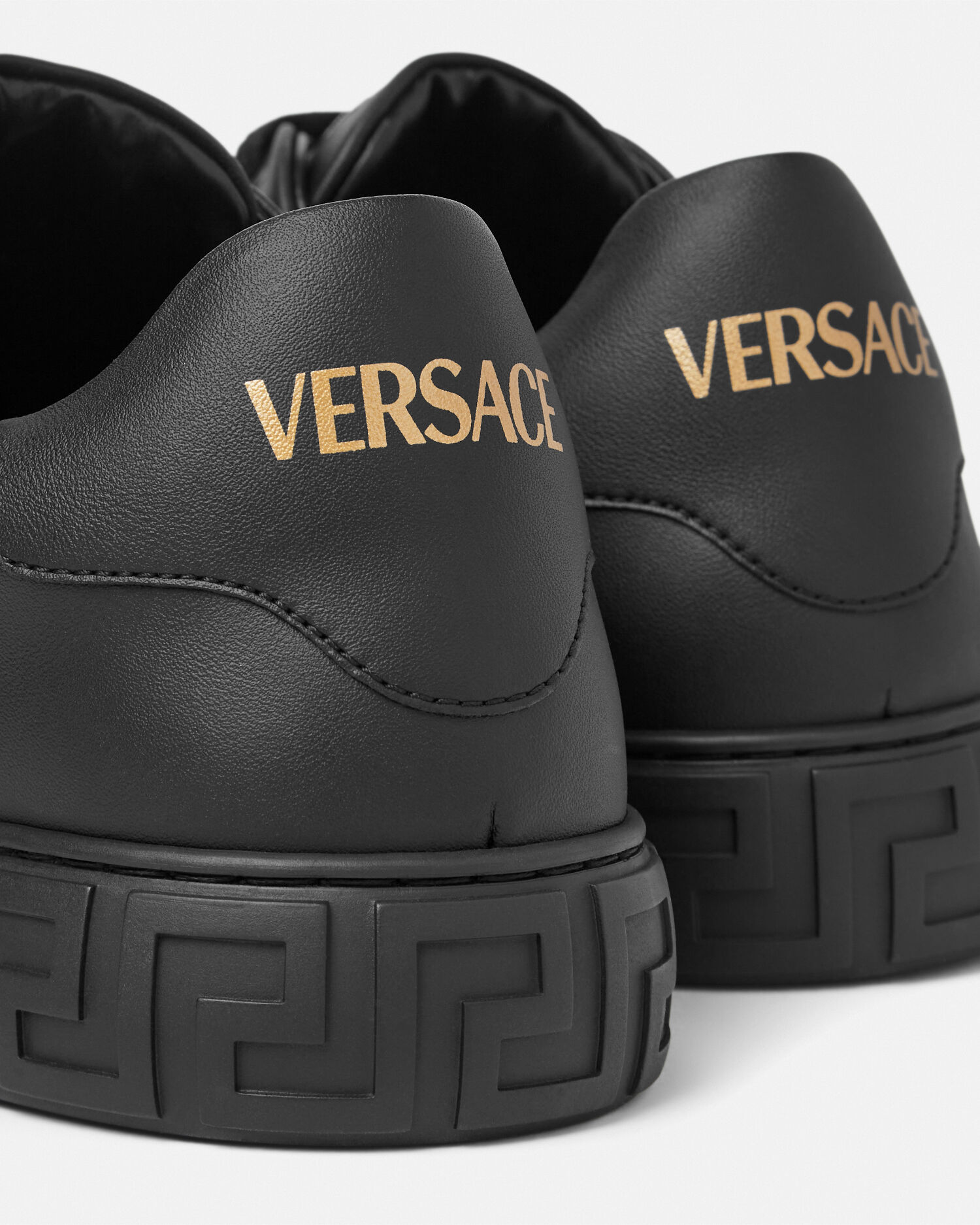 スタッド グレカ スニーカー ブラック,ゴールド | VERSACE JP