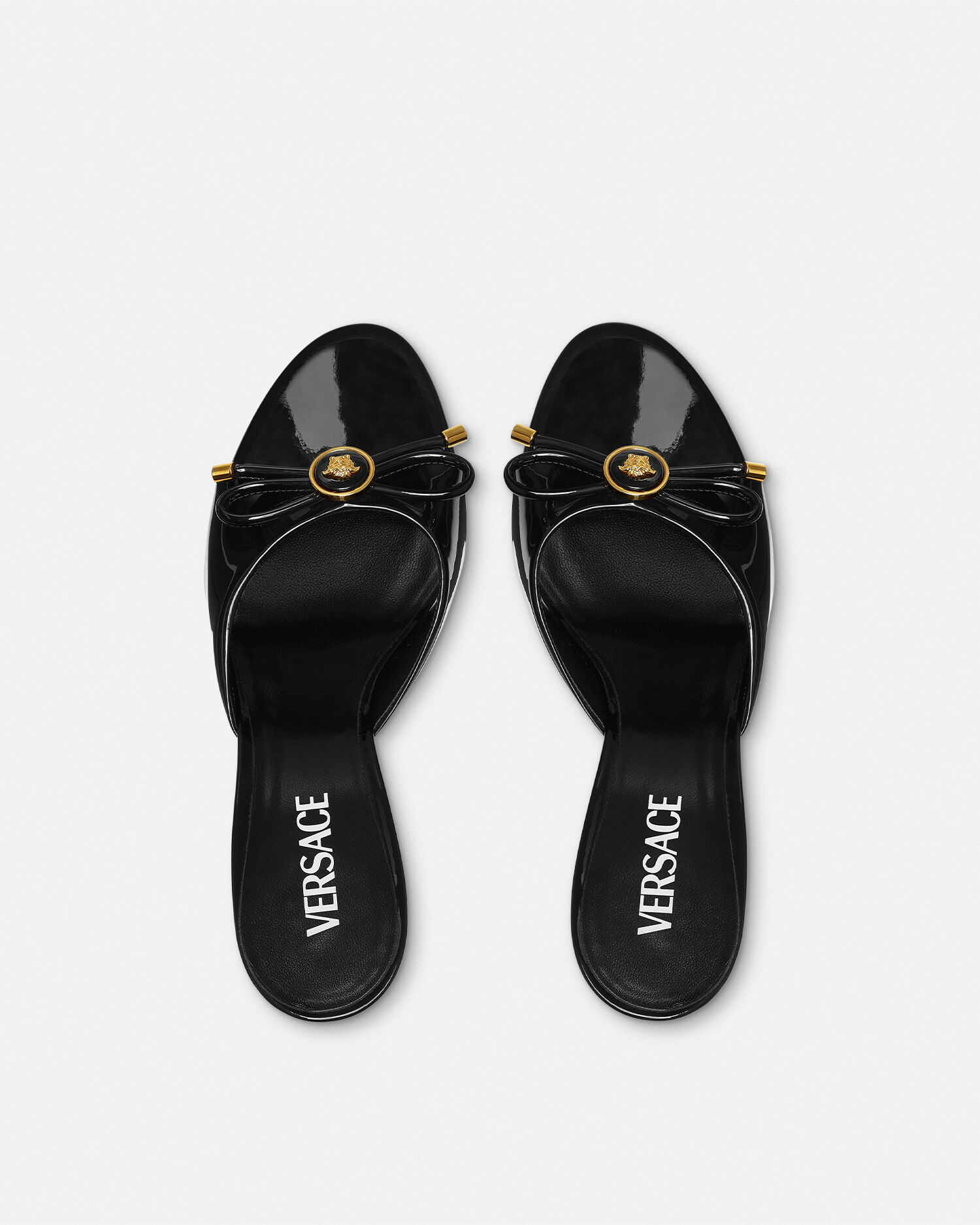 オペラボウ パテントミュール 85 mm ブラック,ゴールド | VERSACE JP