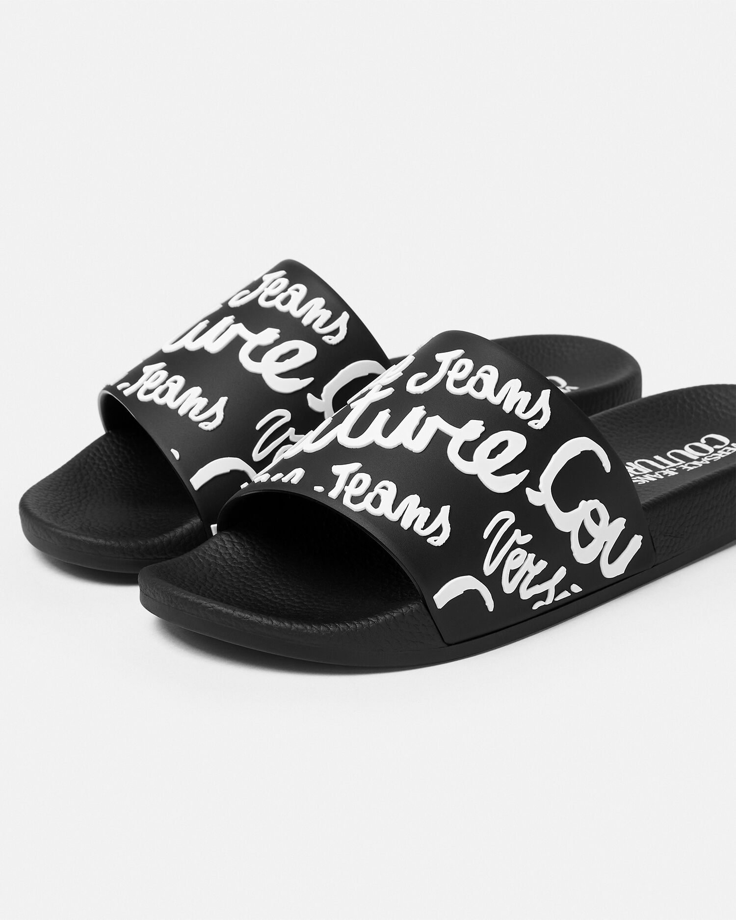 ヴェルサーチ VERSACE JEANS COUTURE ロゴ プールサンダル ロゴ シェリー スライダーサンダル | VERSACE JP