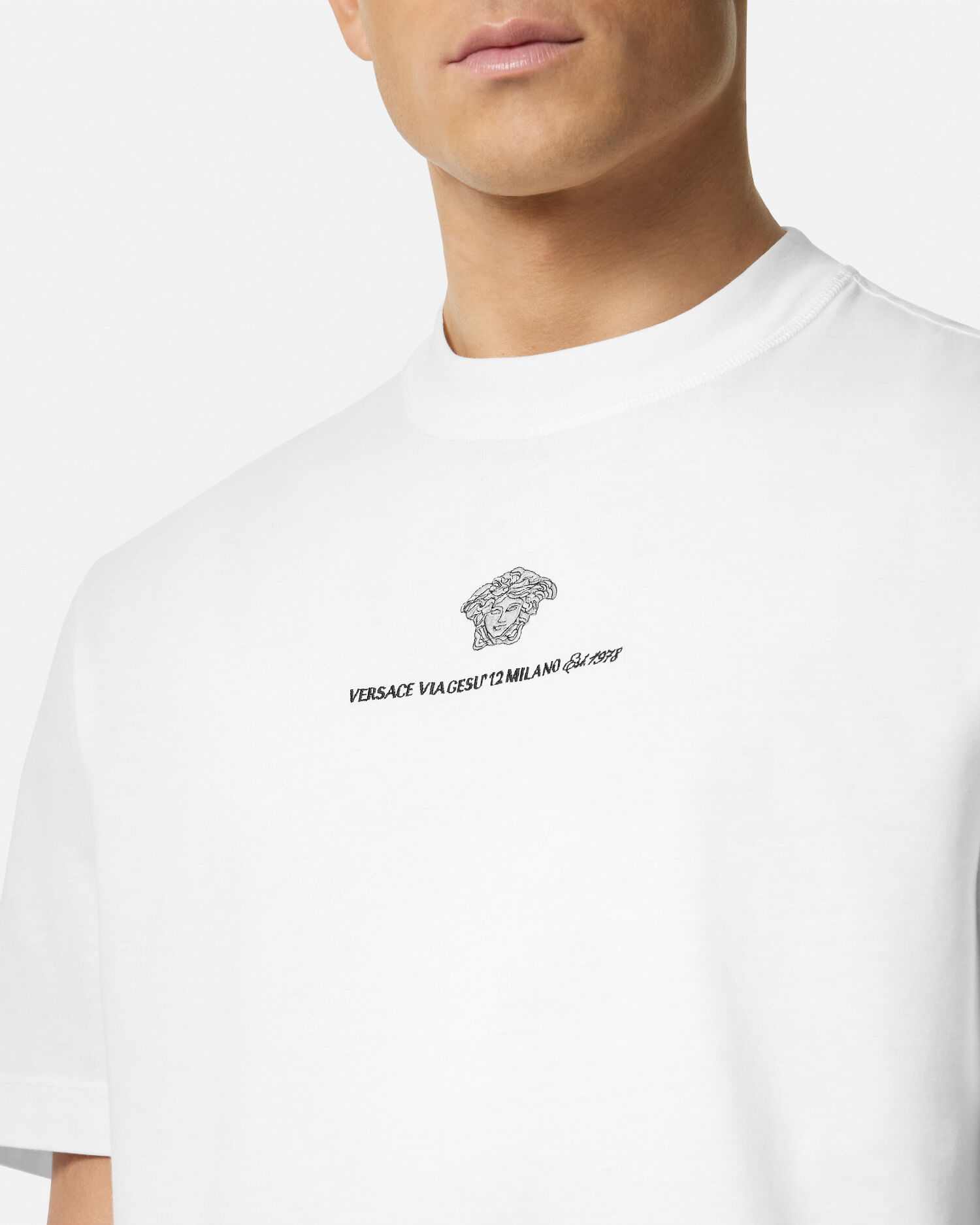 刺繍入り メドゥーサ ミラノ Tシャツ ホワイト | VERSACE JP