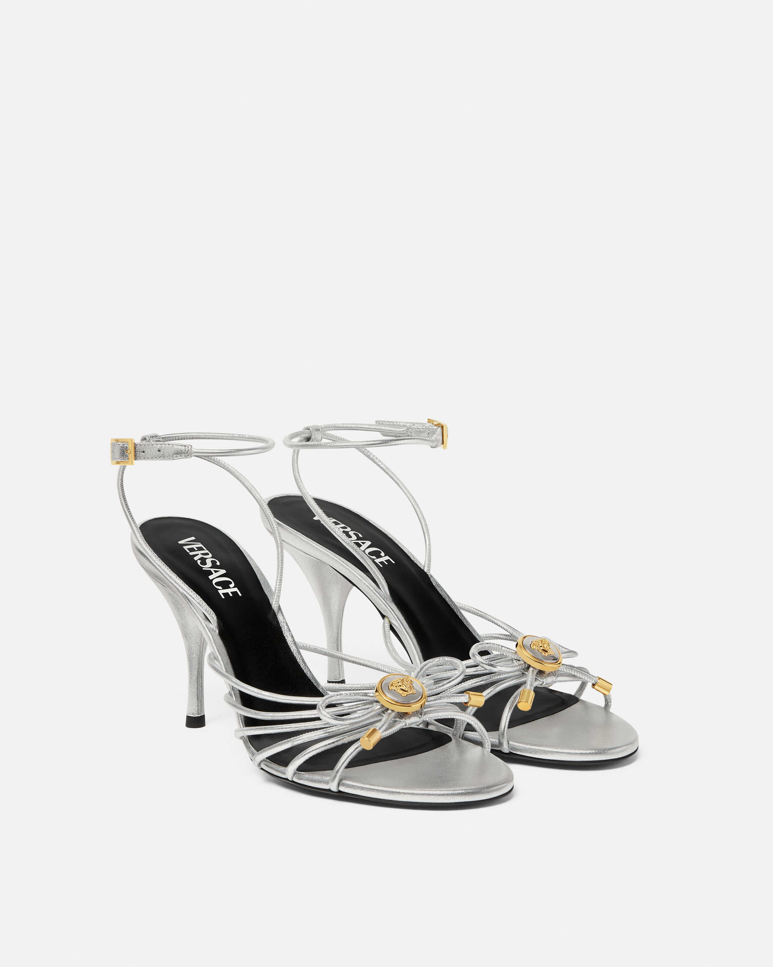オペラ ボウ メタリック サンダル 85 mm シルバー | VERSACE JP