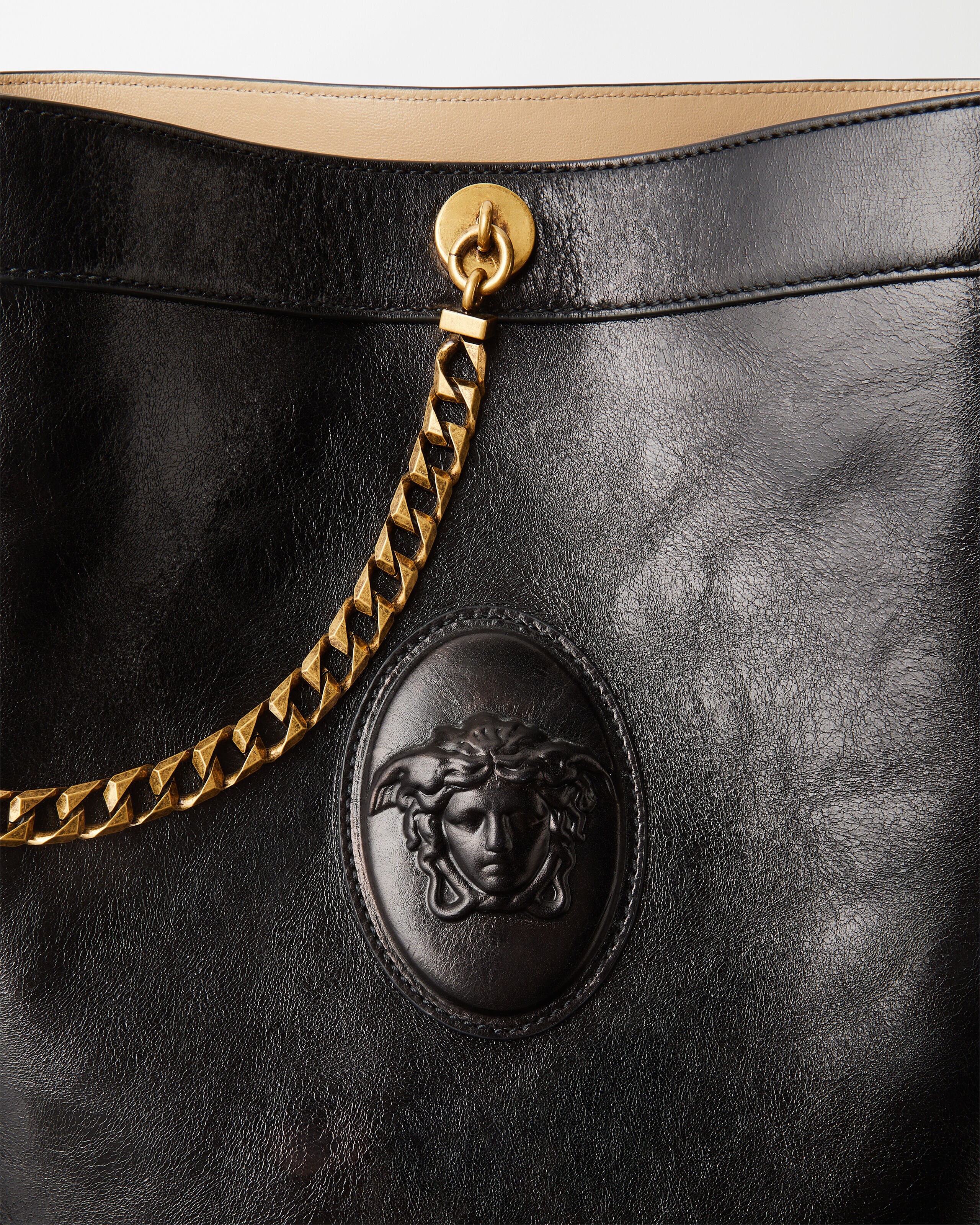 ピヴォ スモール レザー バケット バッグ ブラック | VERSACE JP