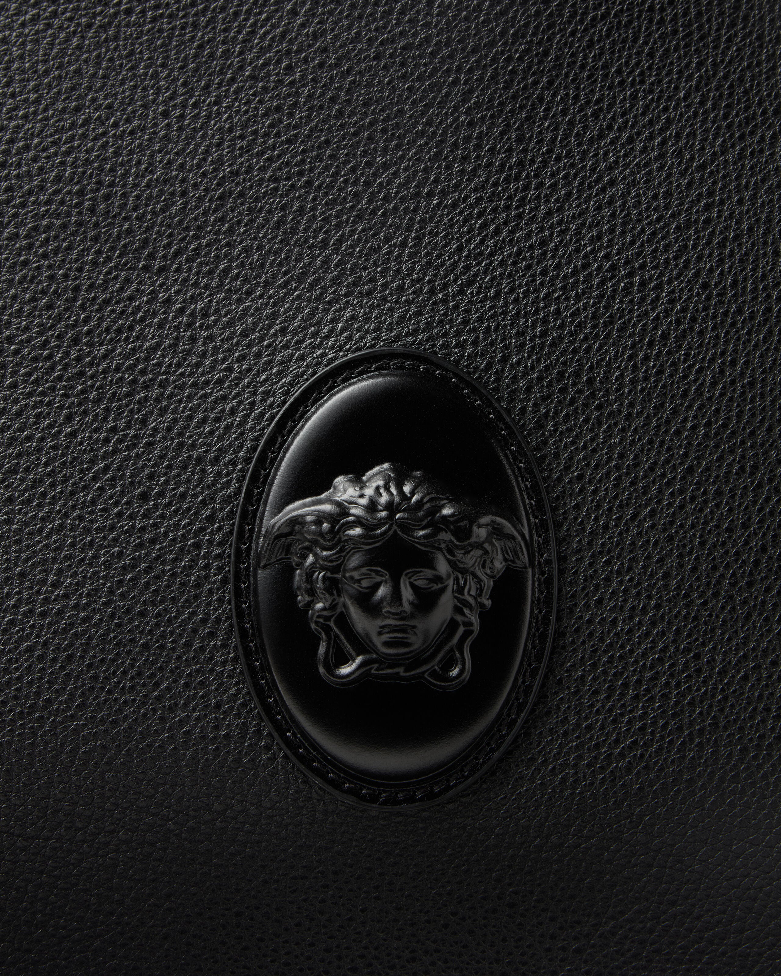 ルー ラージ レザー メッセンジャー バッグ ブラック | VERSACE JP